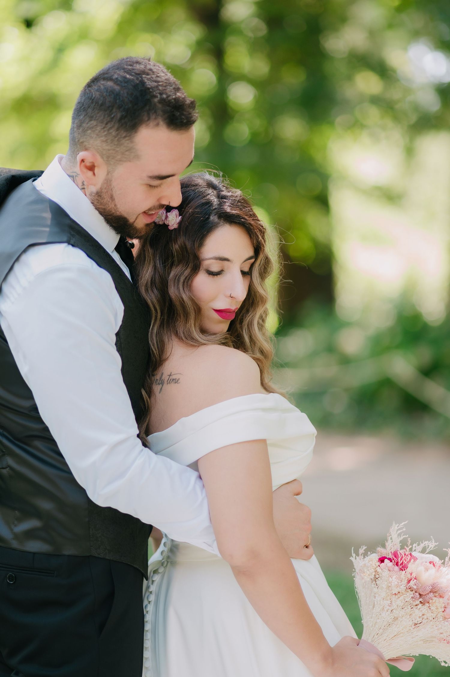 Fotografía de novios en el parque de El Capricho Madrid