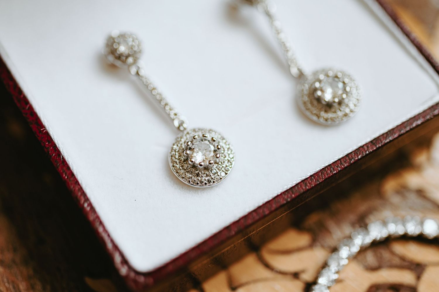 Pendientes de novia desmontables en oro blanco y diamantes.