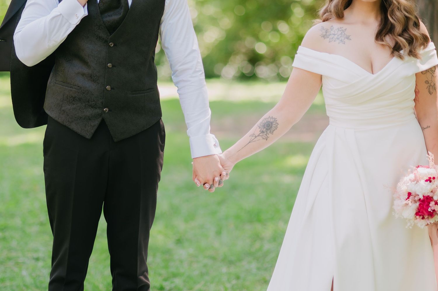 Fotografía de novios en el parque de El Capricho Madrid