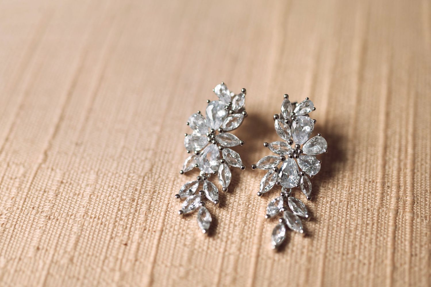 Pendientes de novia con diseño floral orgánico calado en oro blanco.