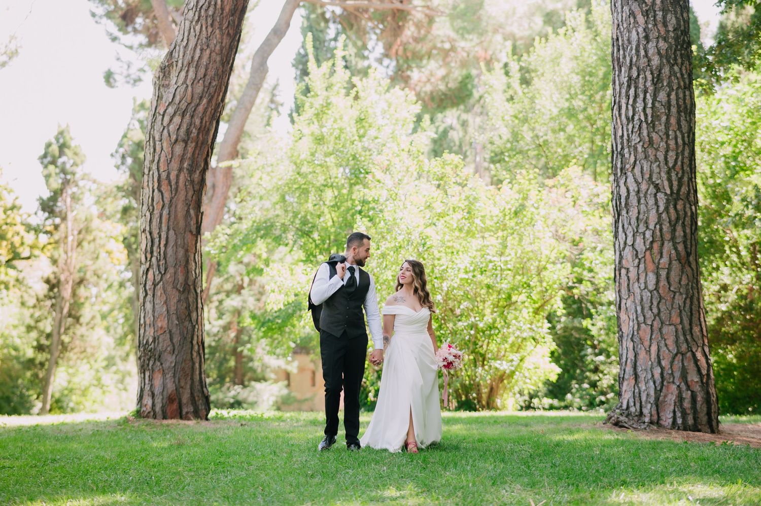 Fotografía de novios en el parque de El Capricho Madrid