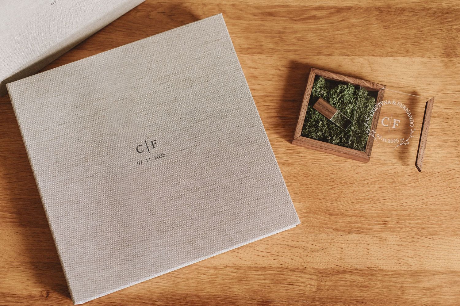 Caja de lujo cerrada para el álbum de bodas con la memoria USB o pendrive personalizado descansando sobre ella
