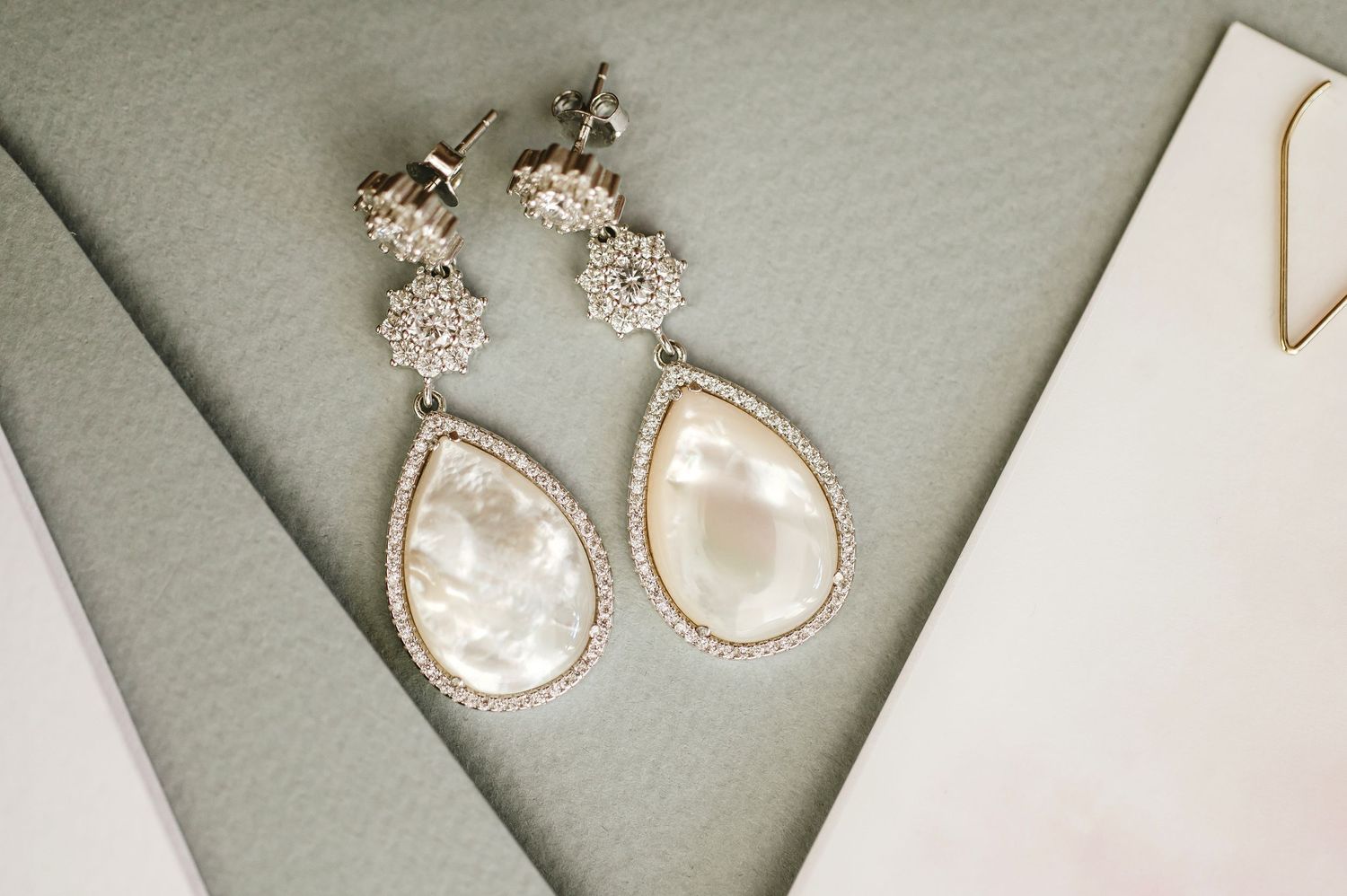 Pendientes de novia con diseño de gota en piedra nacarada natural y orla de brillantes por SHUTTER.