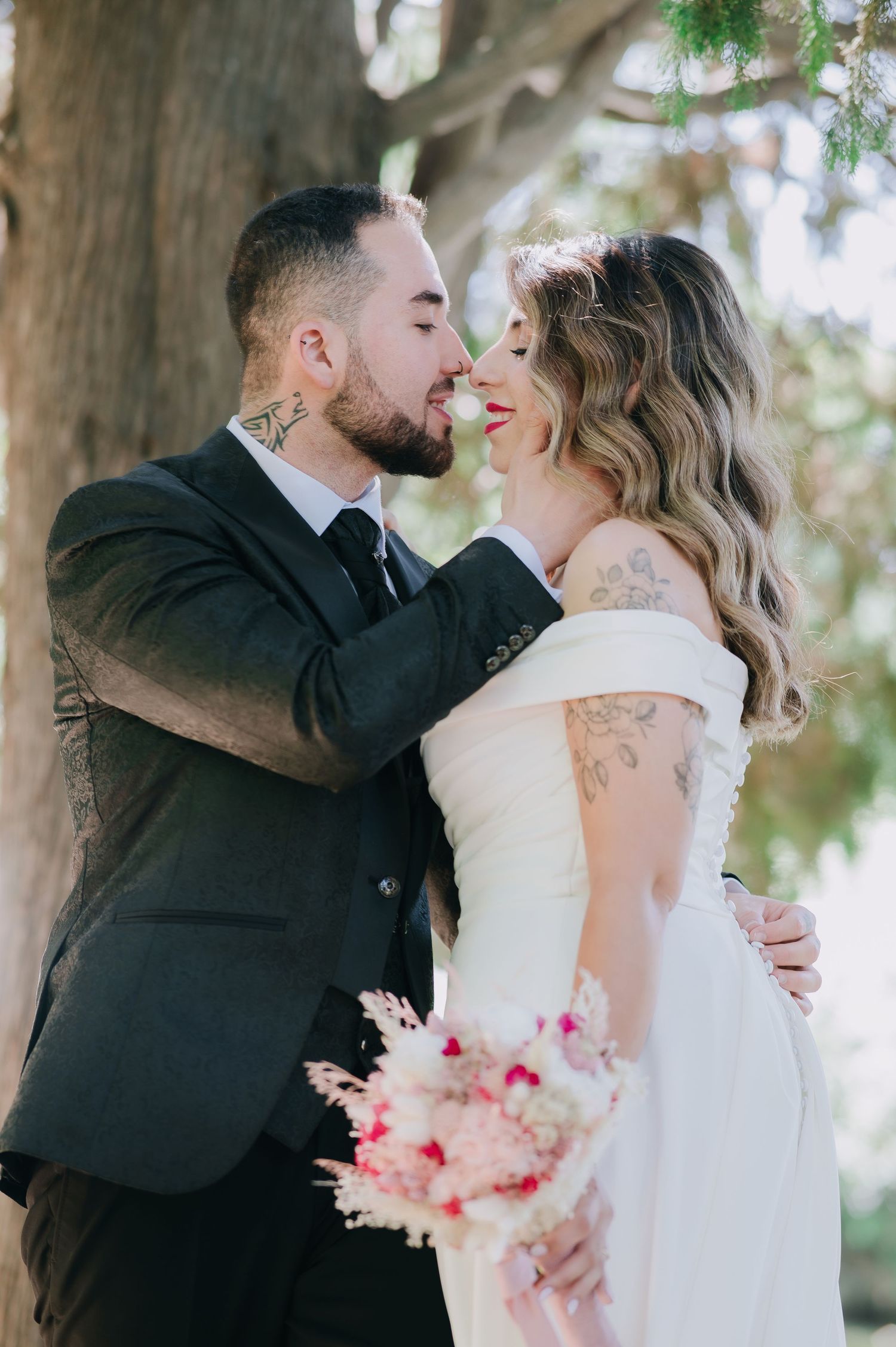 Fotografía de novios en el parque de El Capricho Madrid
