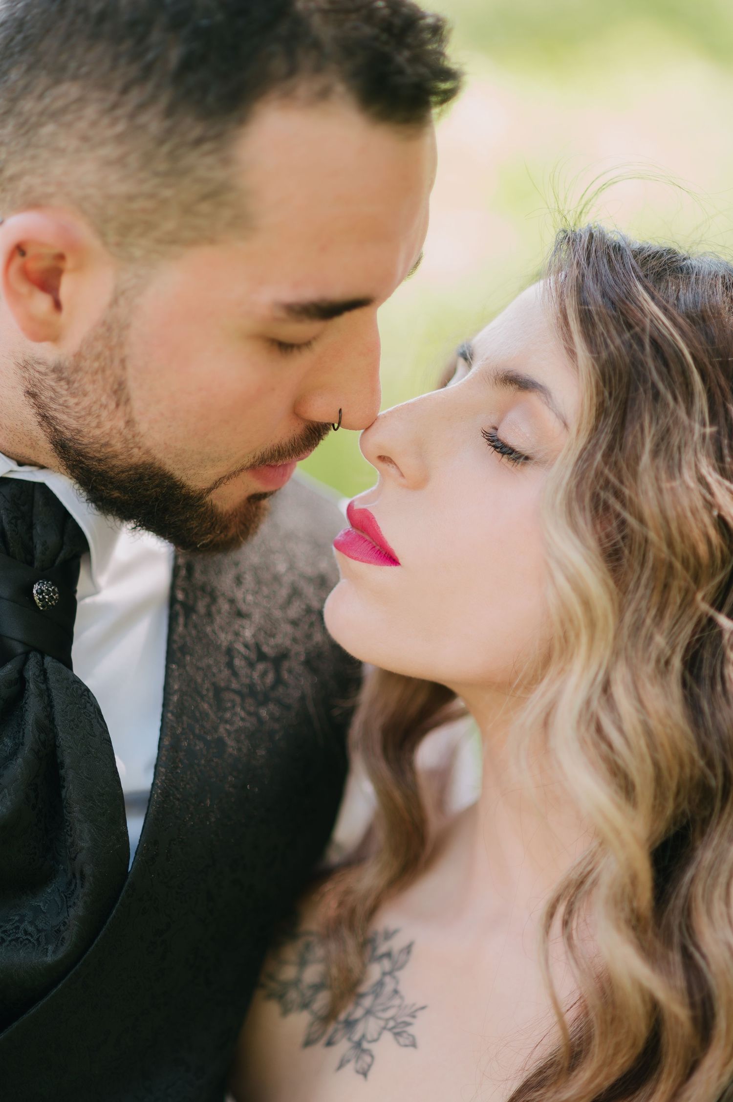 Fotografía de novios en el parque de El Capricho Madrid