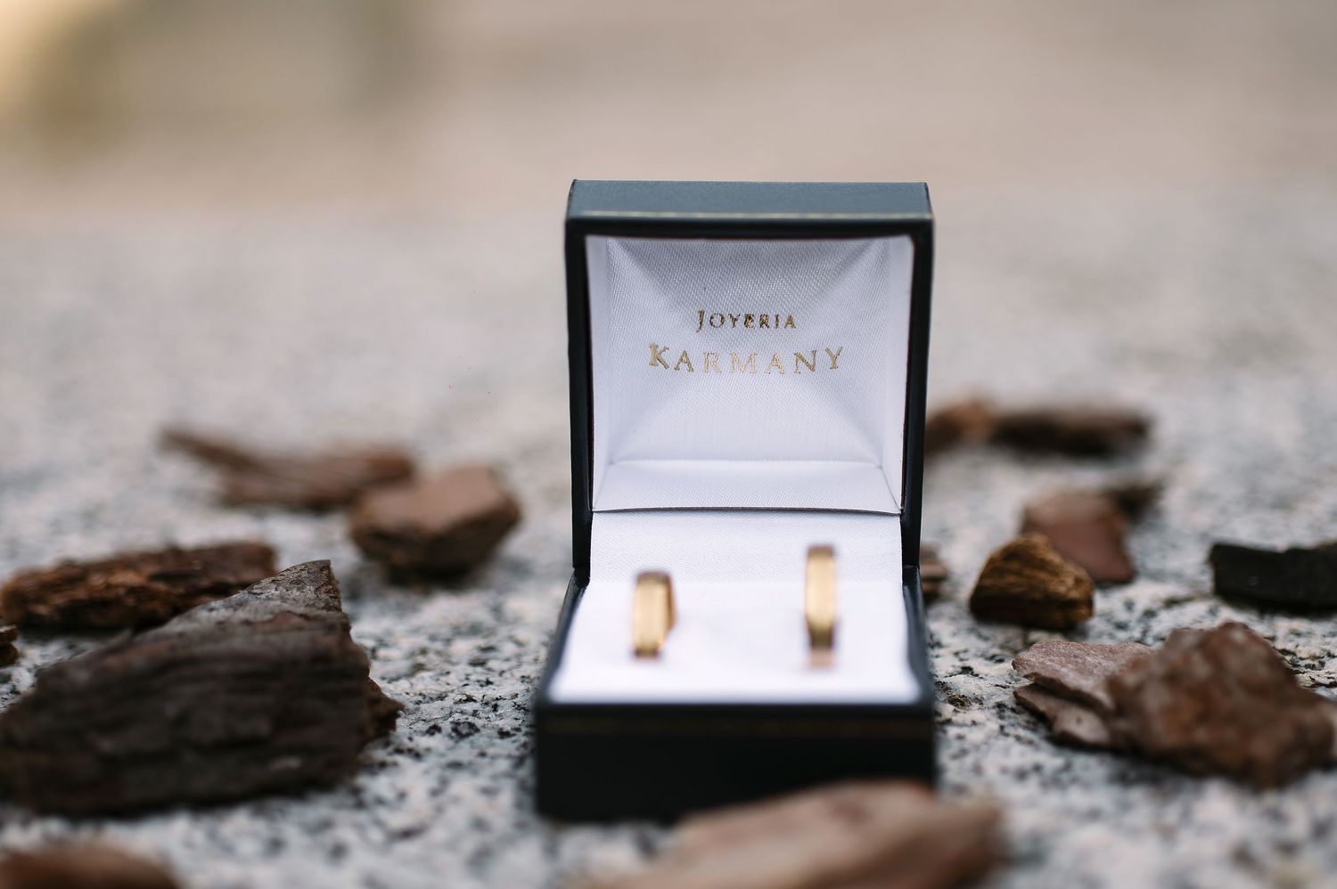 Alianzas de boda guardadas en una caja elegante para el gran día.
