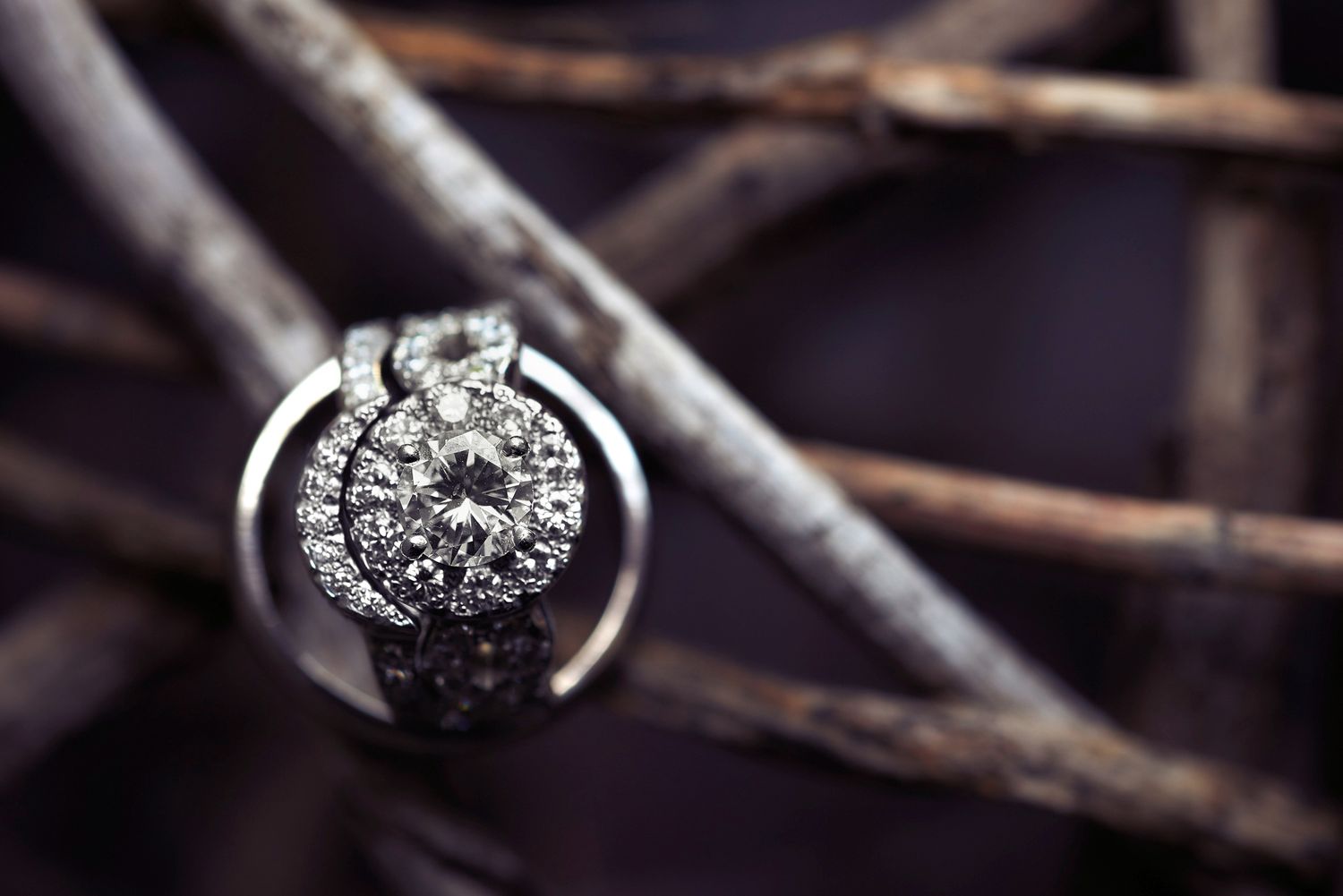 Anillo de compromiso con diamantes brillantes en oro blanco.