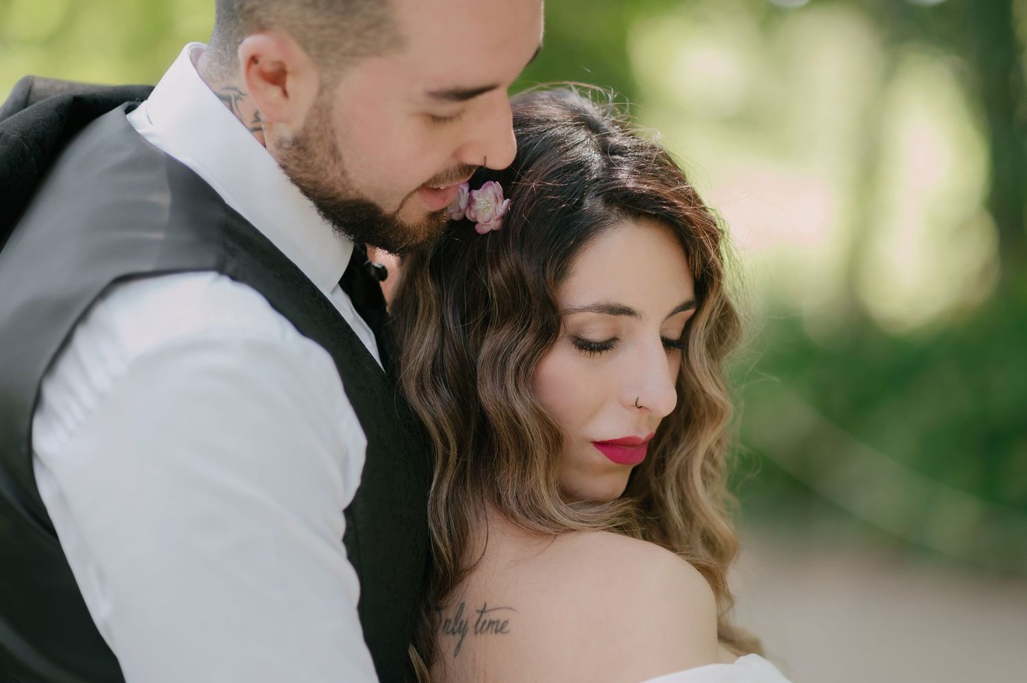Fotografía de novios en el parque de El Capricho Madrid