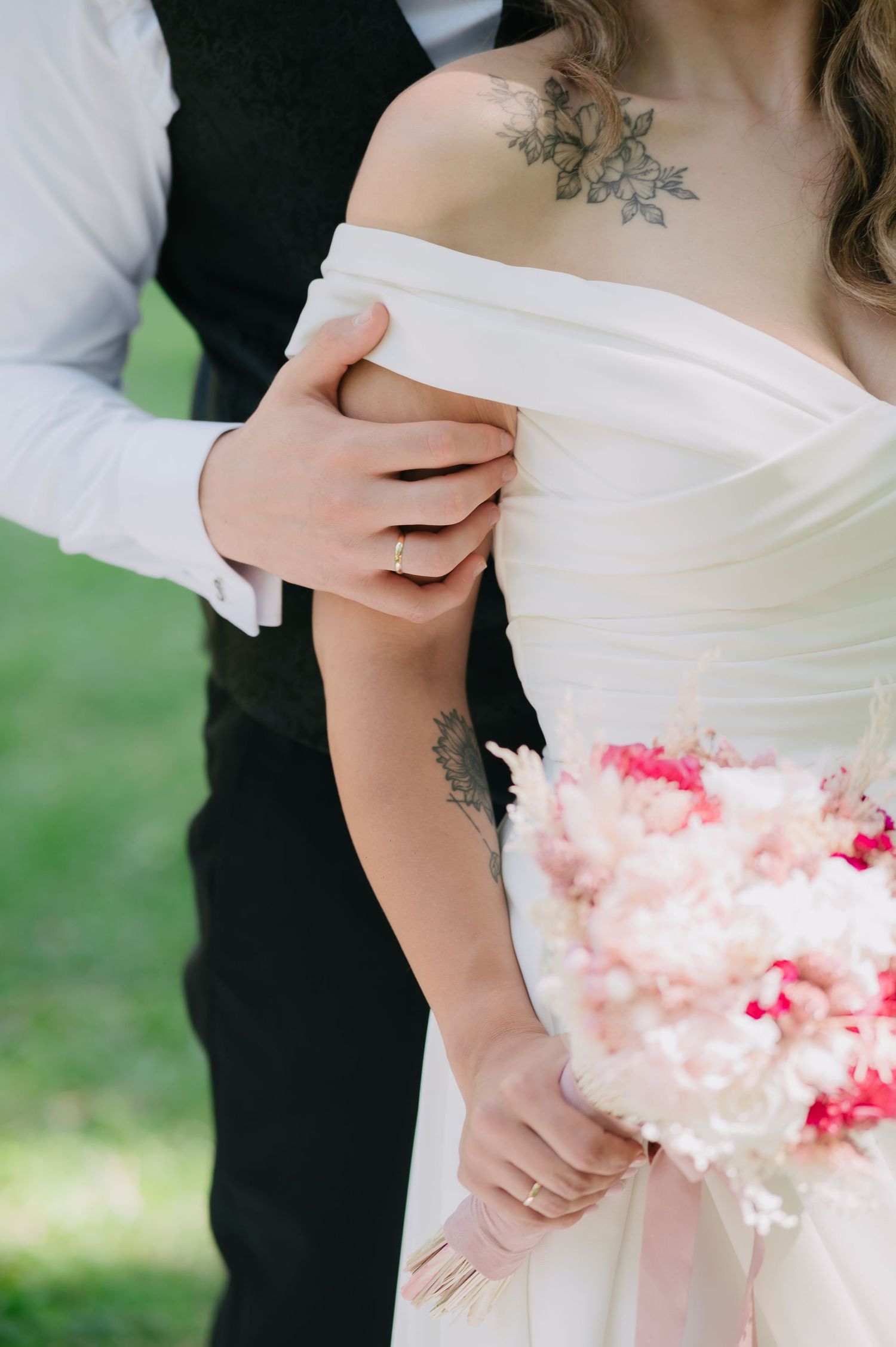 Fotografía de novios en el parque de El Capricho Madrid