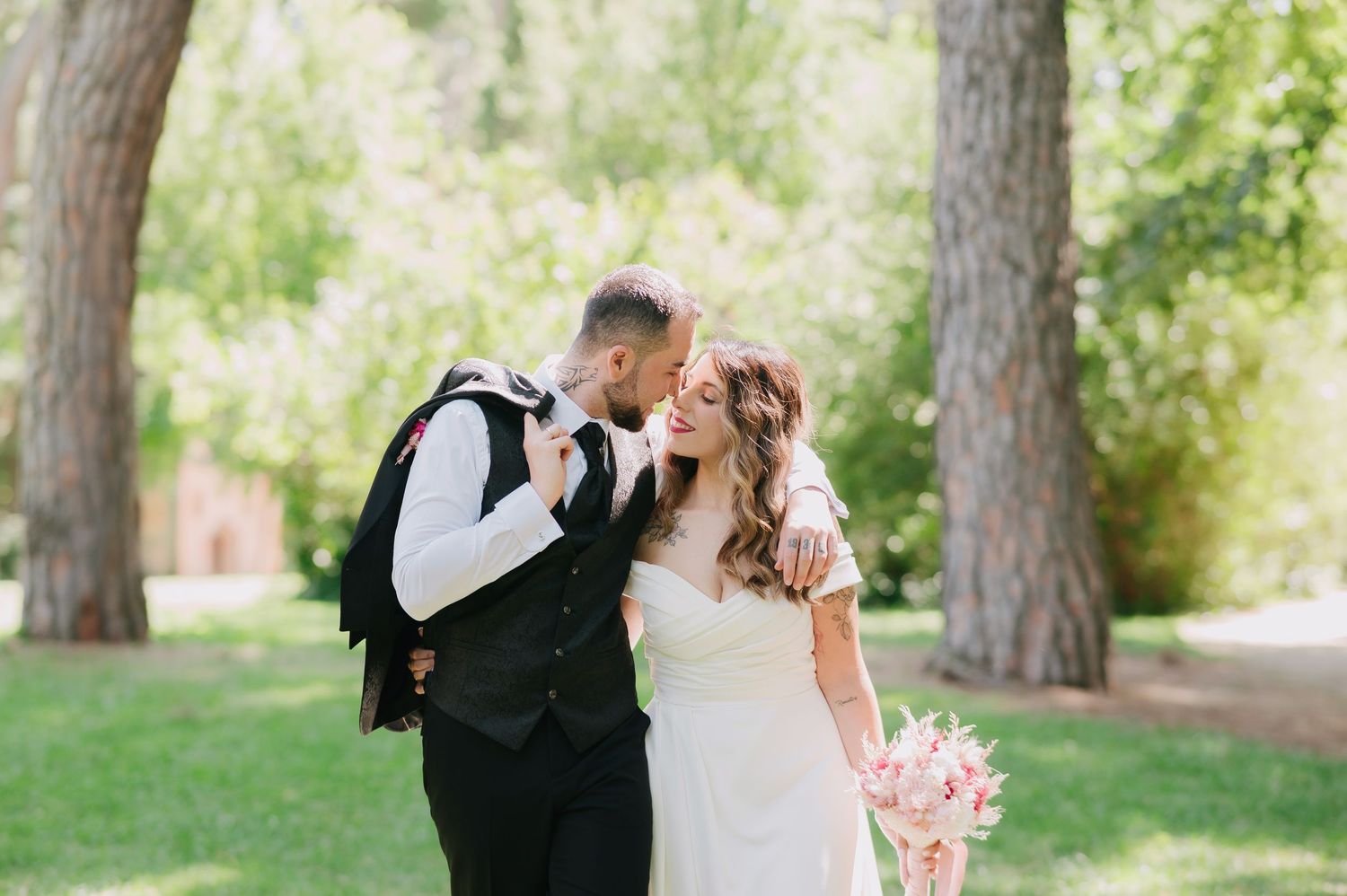 Fotografía de novios en el parque de El Capricho Madrid