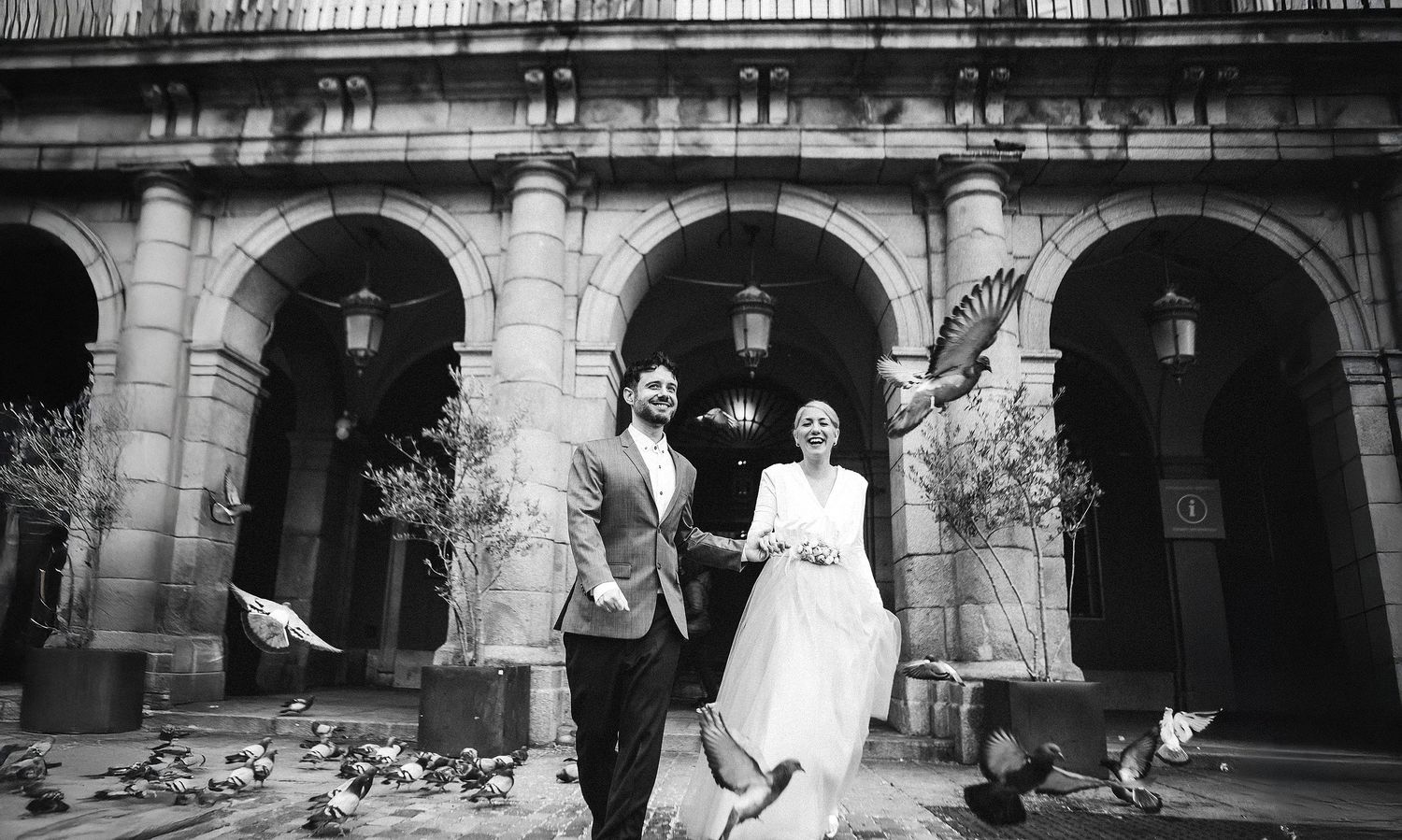 Fotografía espontánea de boda civil en la Casa de la Panadería de Madrid por SHUTTER.