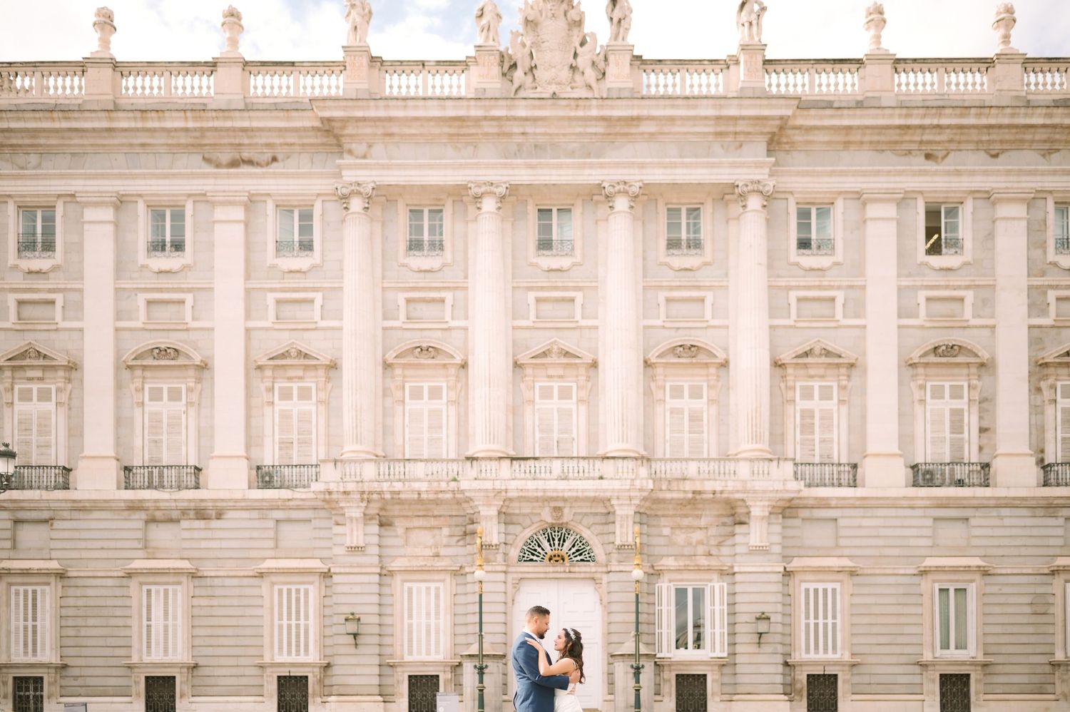 Fotografía de boda natural y romántica en el palacio real de Madrid por SHUTTER.