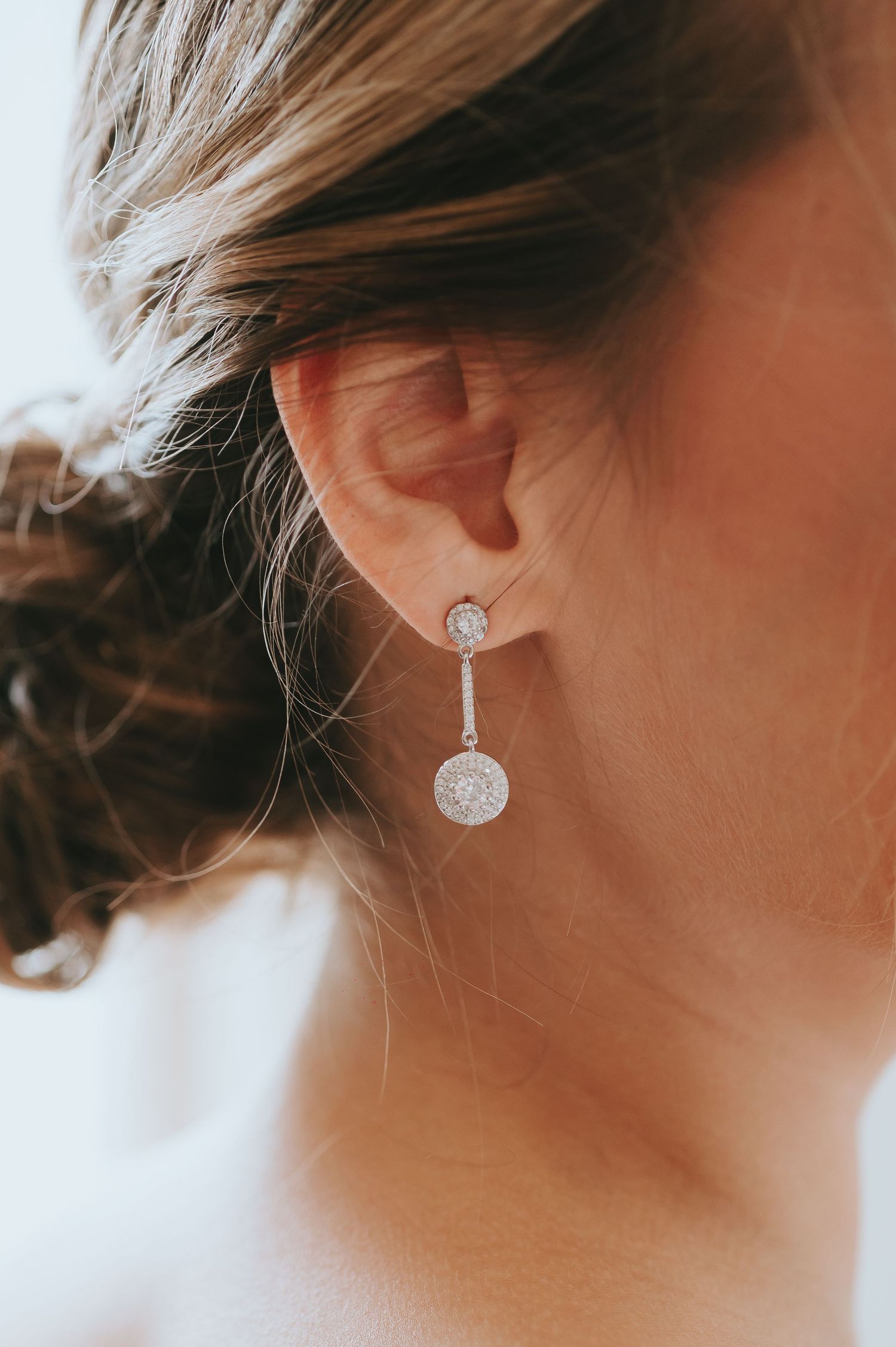 Fotografía de producto de pendientes minimalistas con diamantes en oro blanco