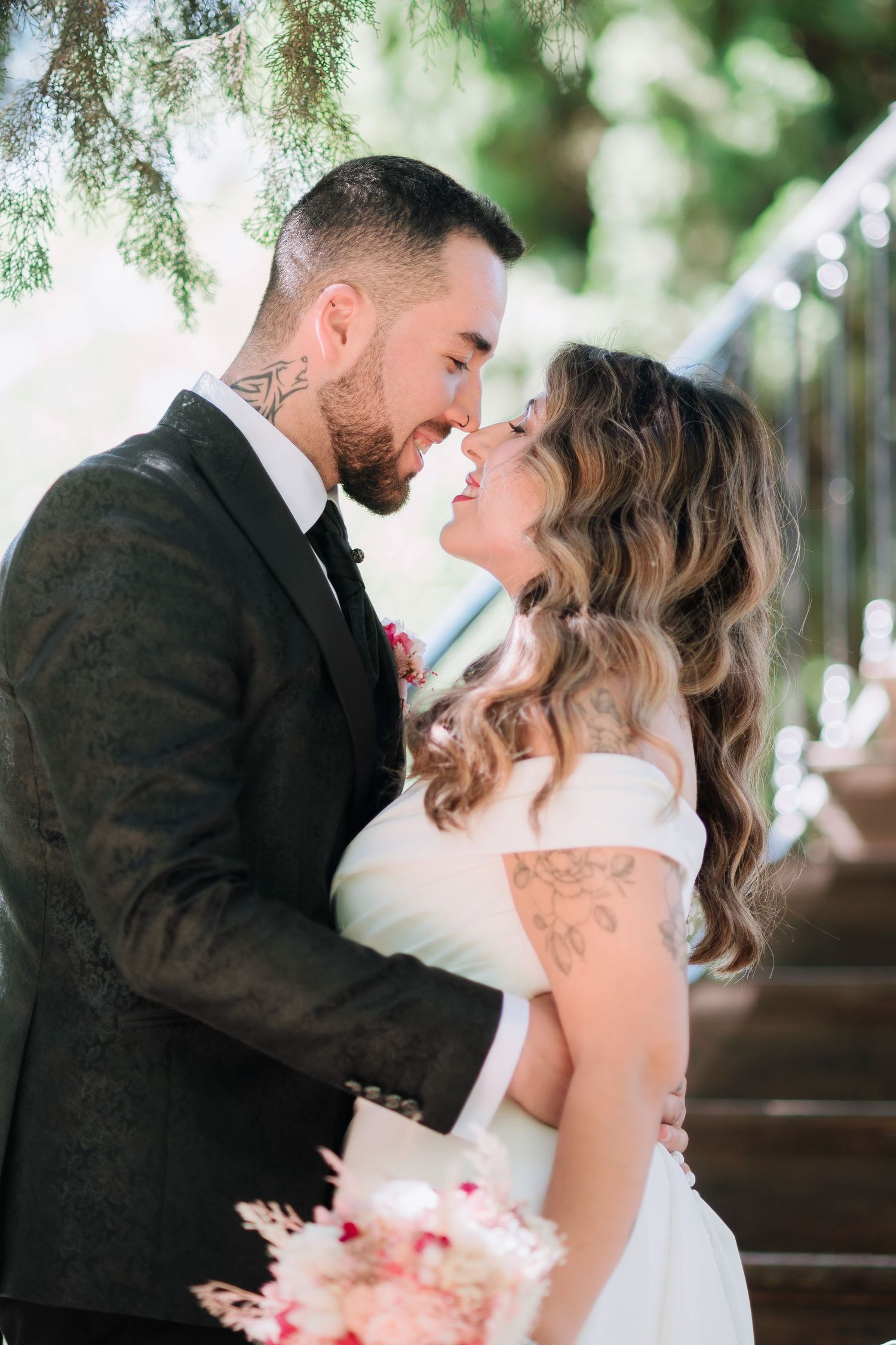 Fotografía de novios en el parque de El Capricho Madrid