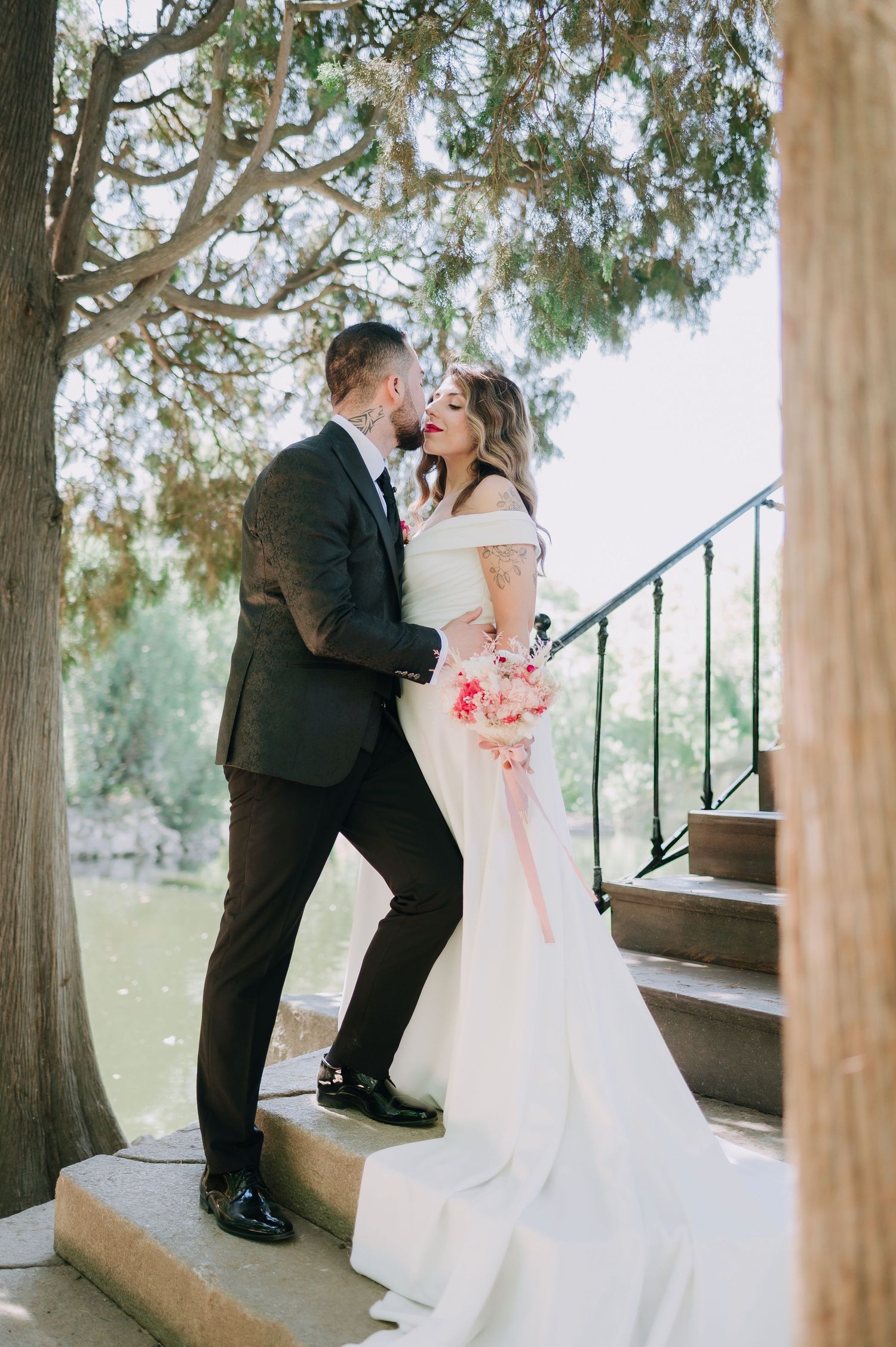 Fotografía de novios en el parque de El Capricho Madrid