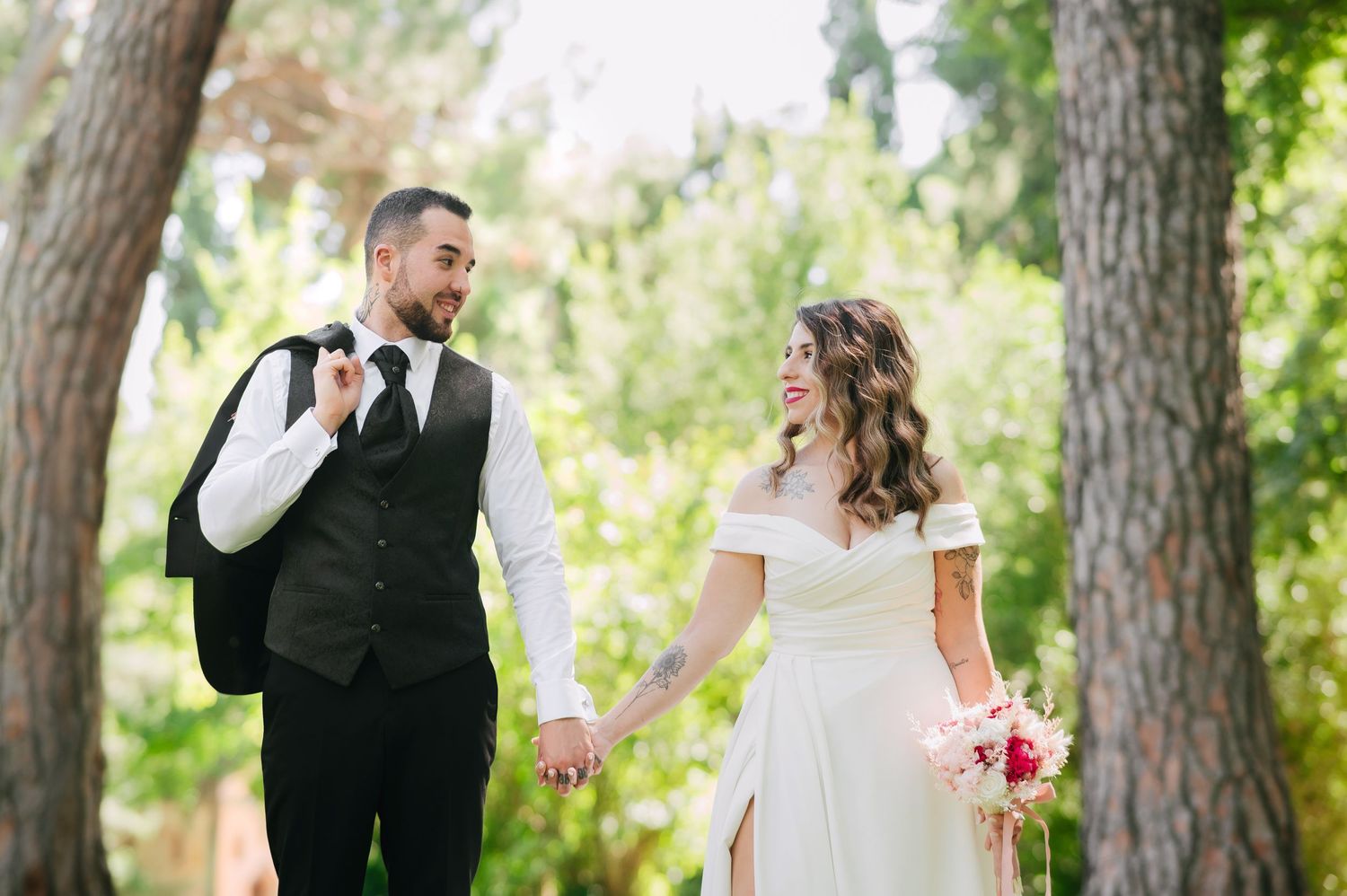 Fotografía de novios en el parque de El Capricho Madrid