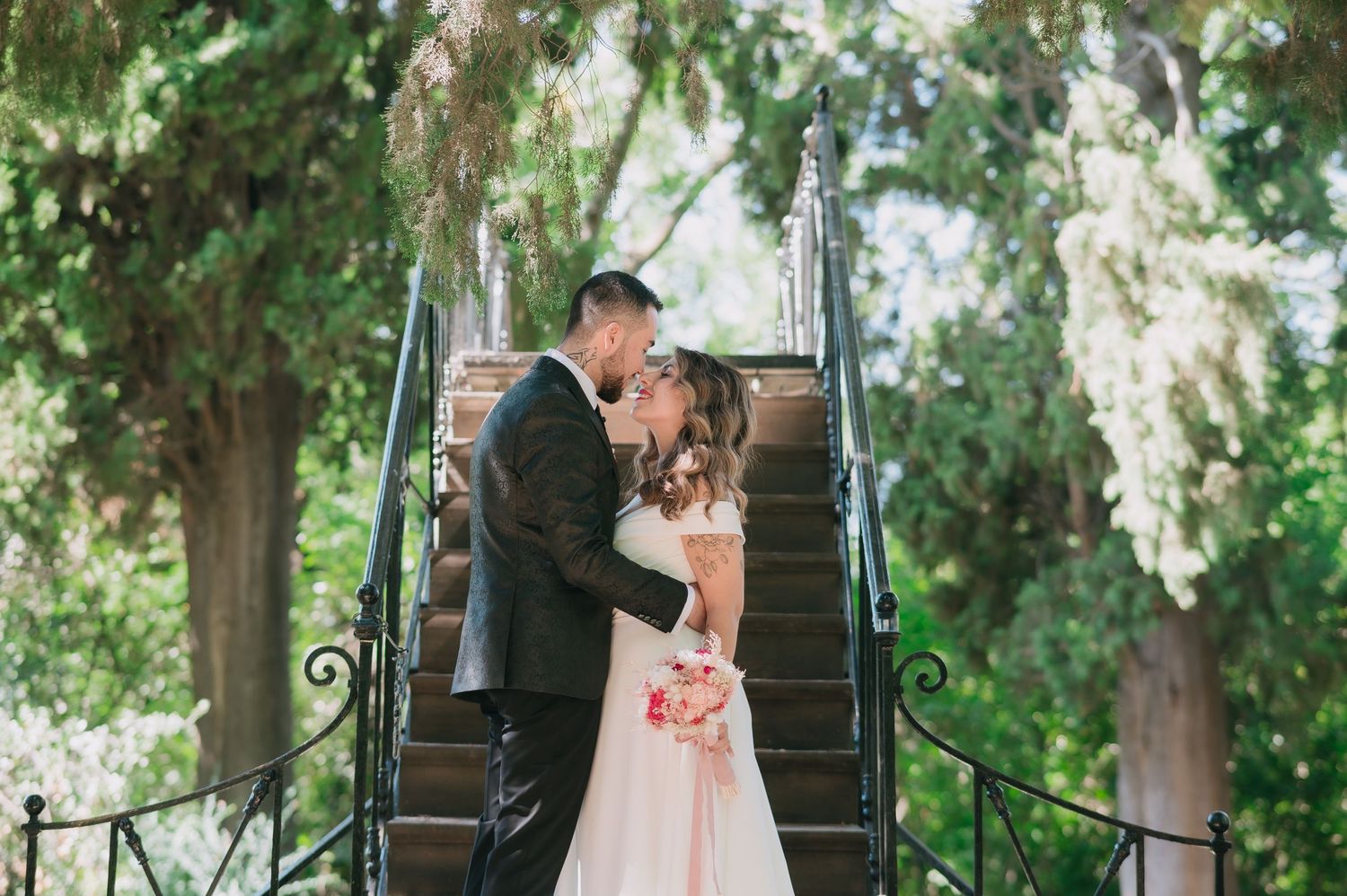 Fotografía de novios en el parque de El Capricho Madrid