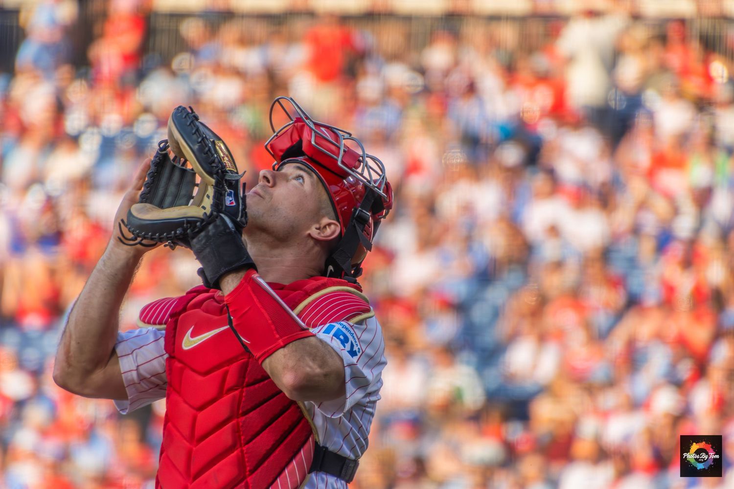 An image of JT Realmuto saying a pregame prayer.