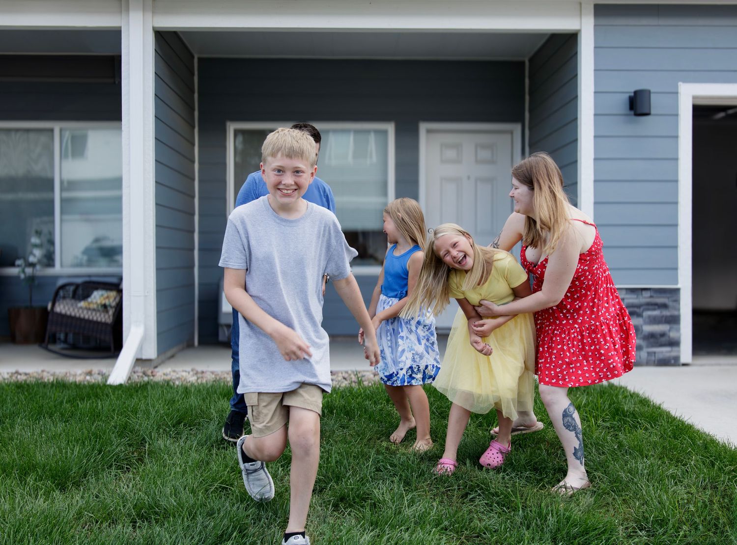 Joyful lifestyle documentary family portrait with laughter and connection, captured by Sioux Falls expert family photographer.