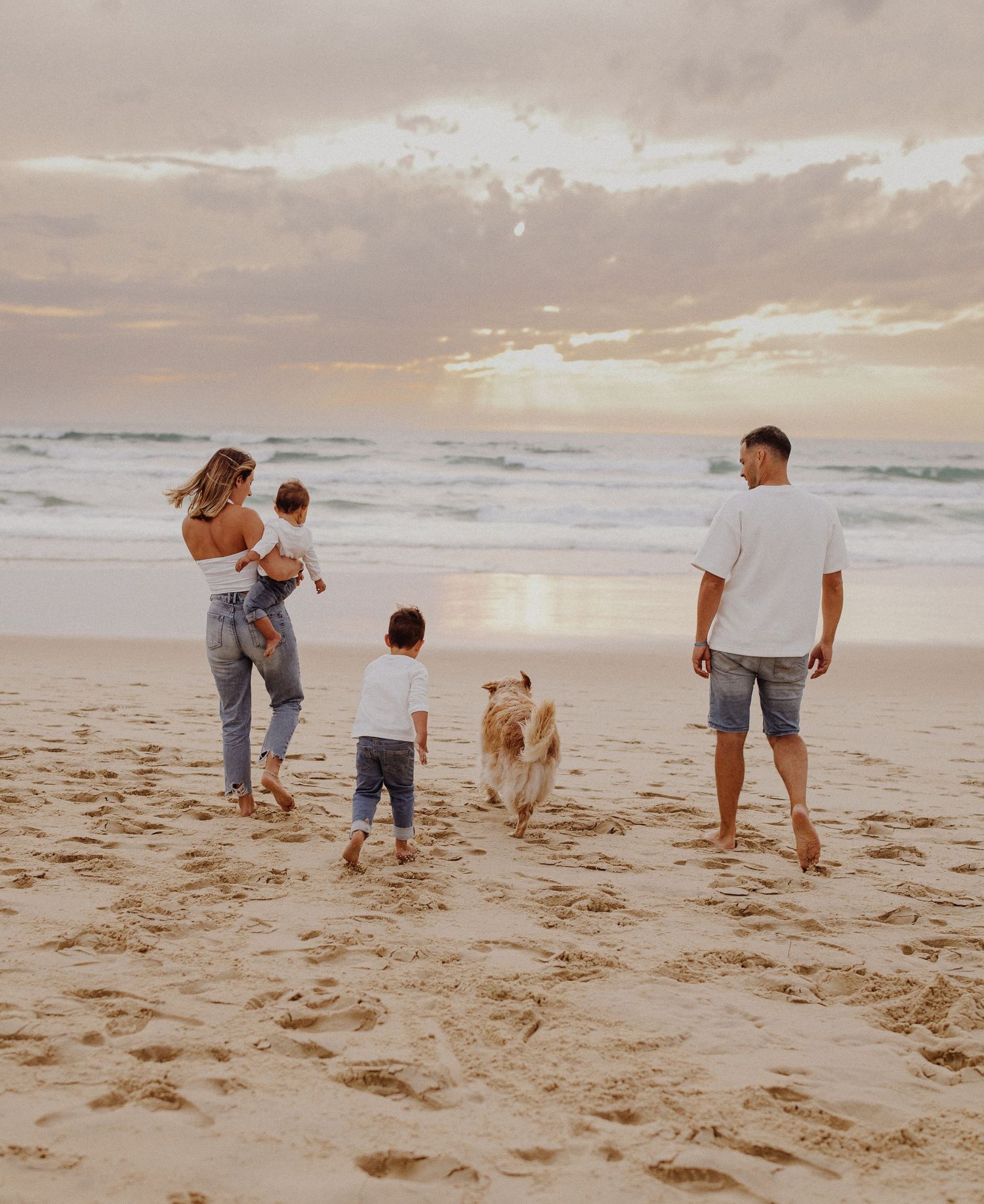 Séance famille sur une plage à Biscarrosse.