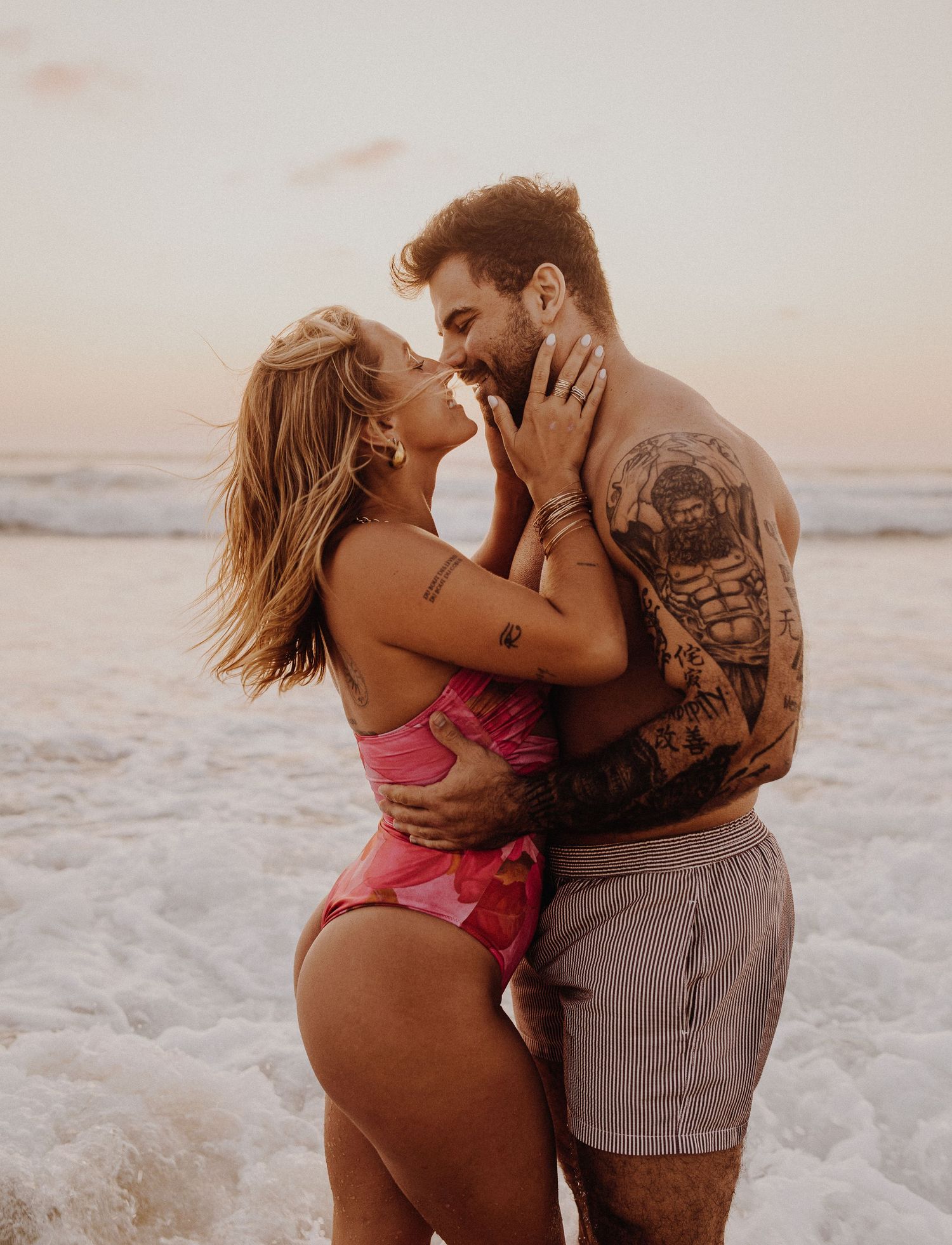 Photo de couple en maillot au couché du soleil à biscarrosse dans les landes.