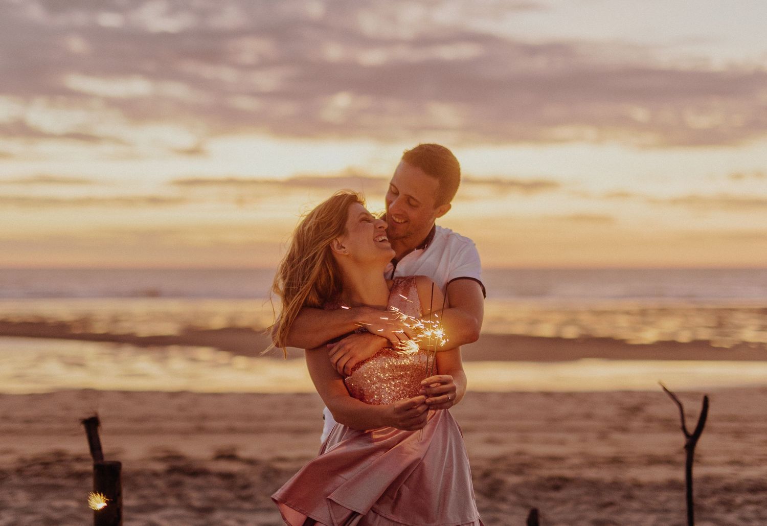 Couple devant un couché de soleil sur la plage de Mimizan, ambiance cinématic et lumière dramatique.