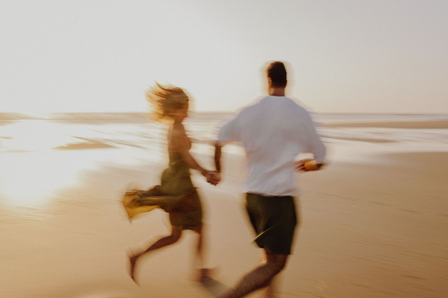 Photo flou artistique de couple sur la plage à Bisacarrosse.