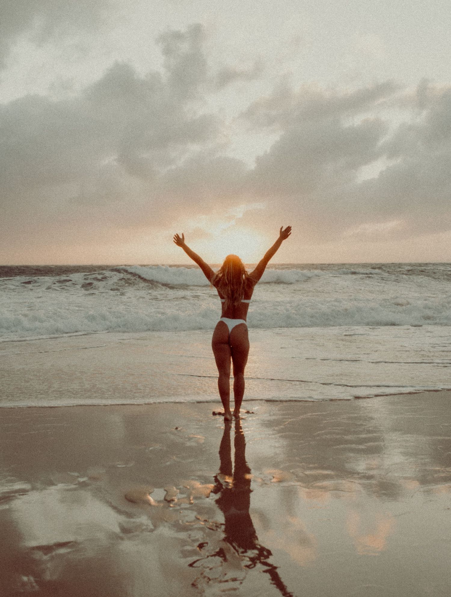 Séance amour de soi devant un couché de soleil sur une plage atlantique.