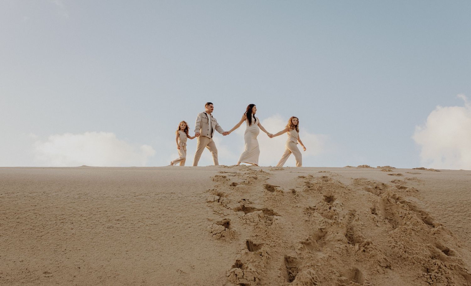 Photo de famille le long de la dune du pyla en gironde.