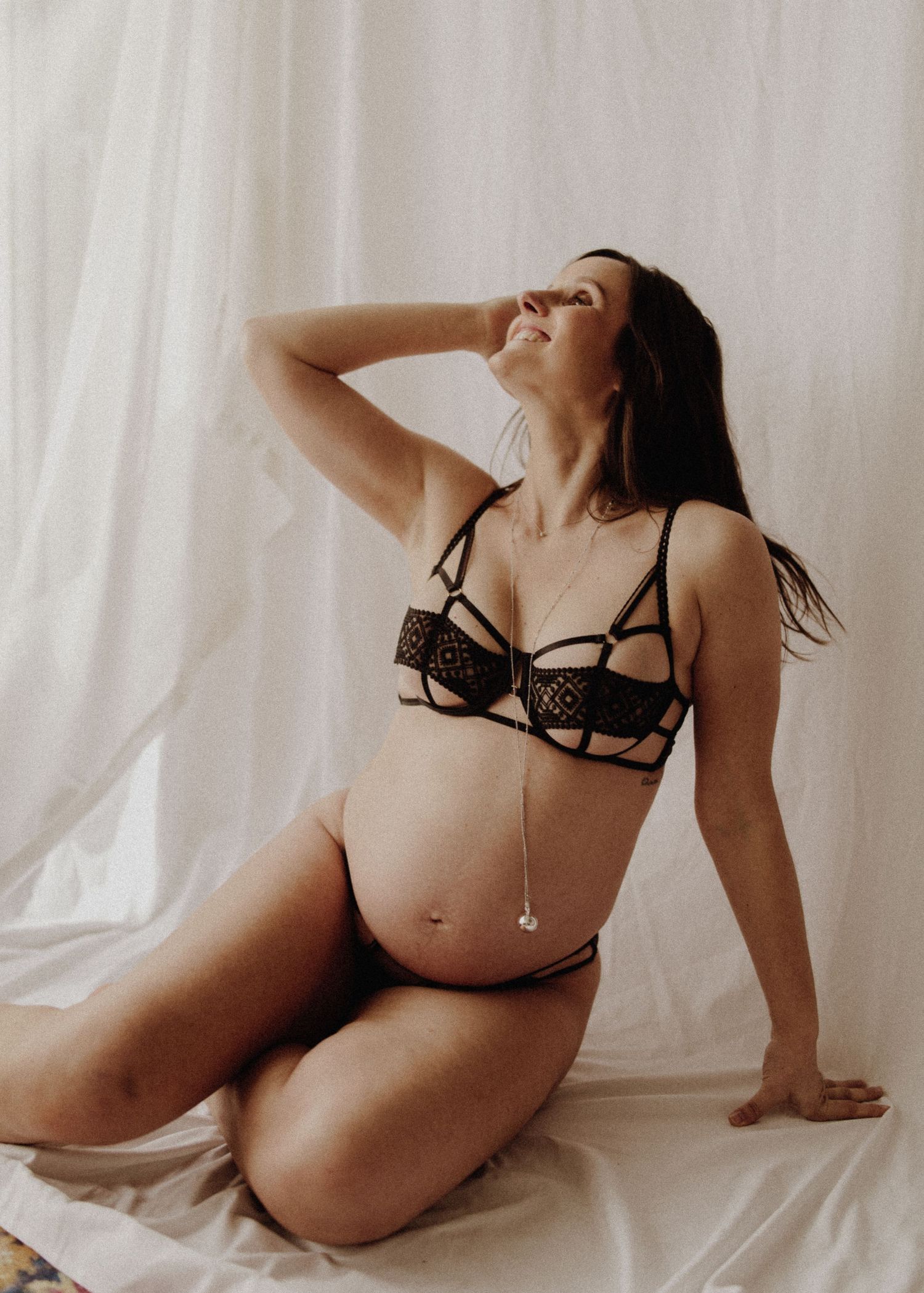 Série artistique grossesse boudoir en studio dans les landes