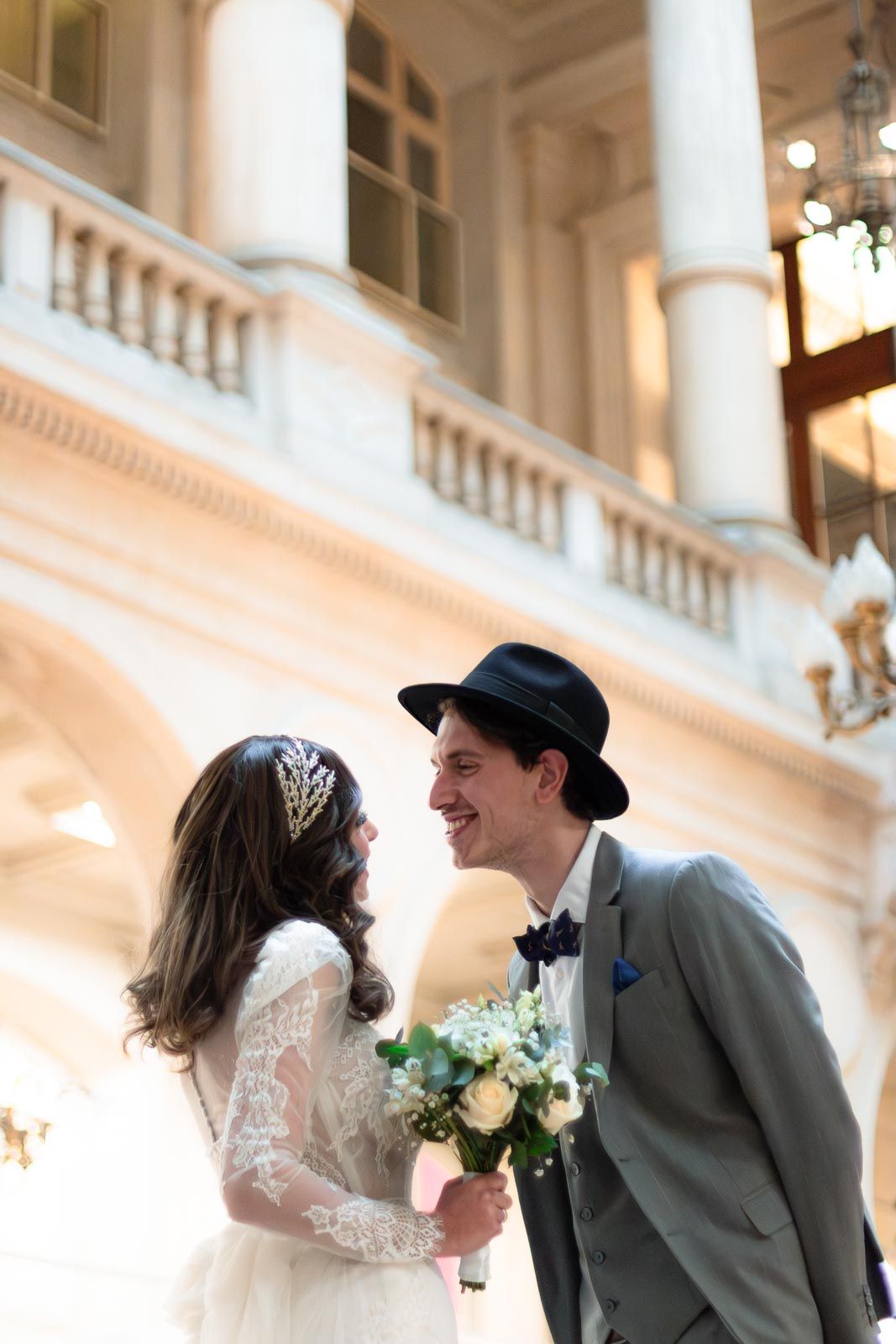 Regard complice des mariés lors de leur mariage à Lyon