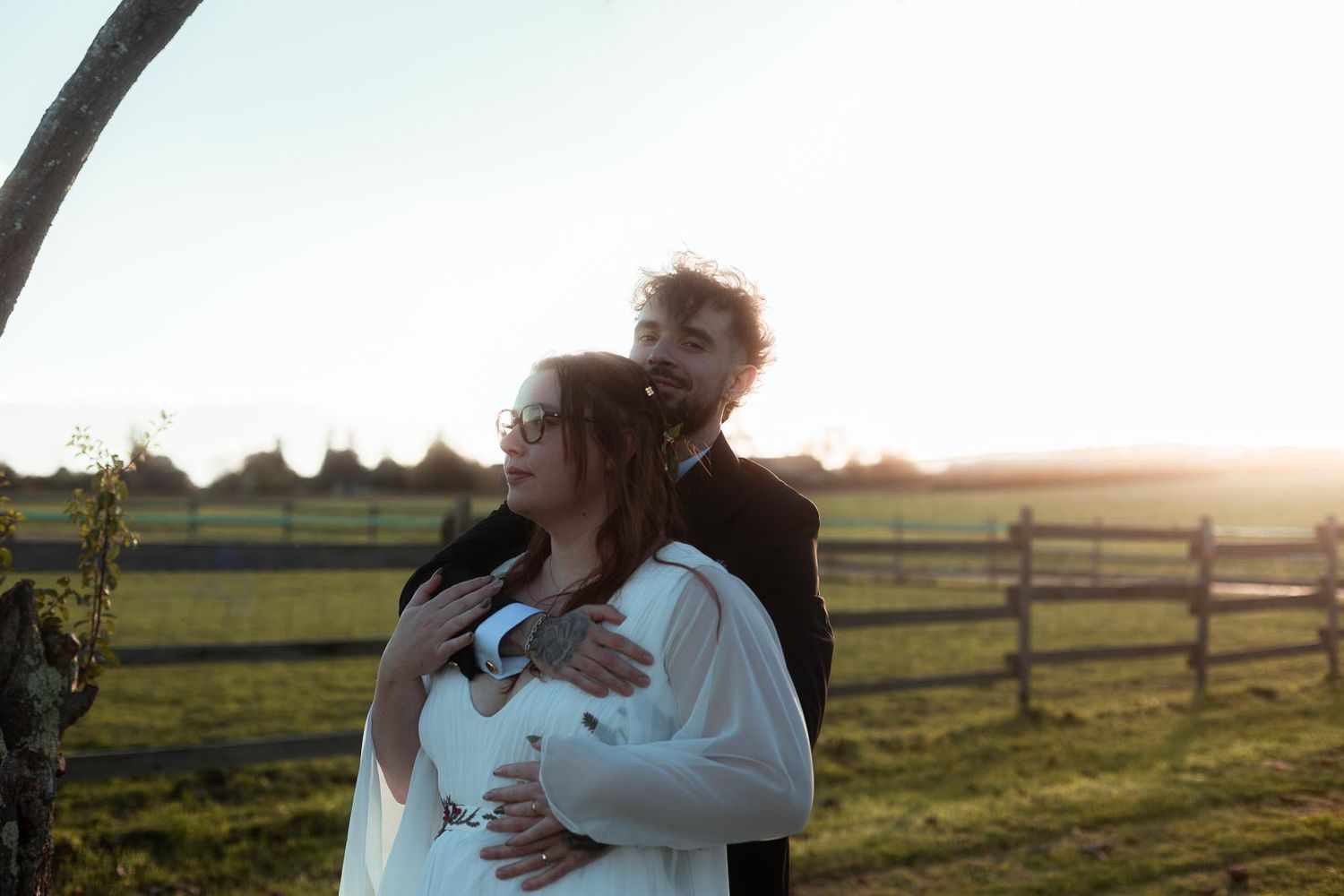 Les mariés enlacés lors de la séance couple après leur mariage dans le Beaujolais