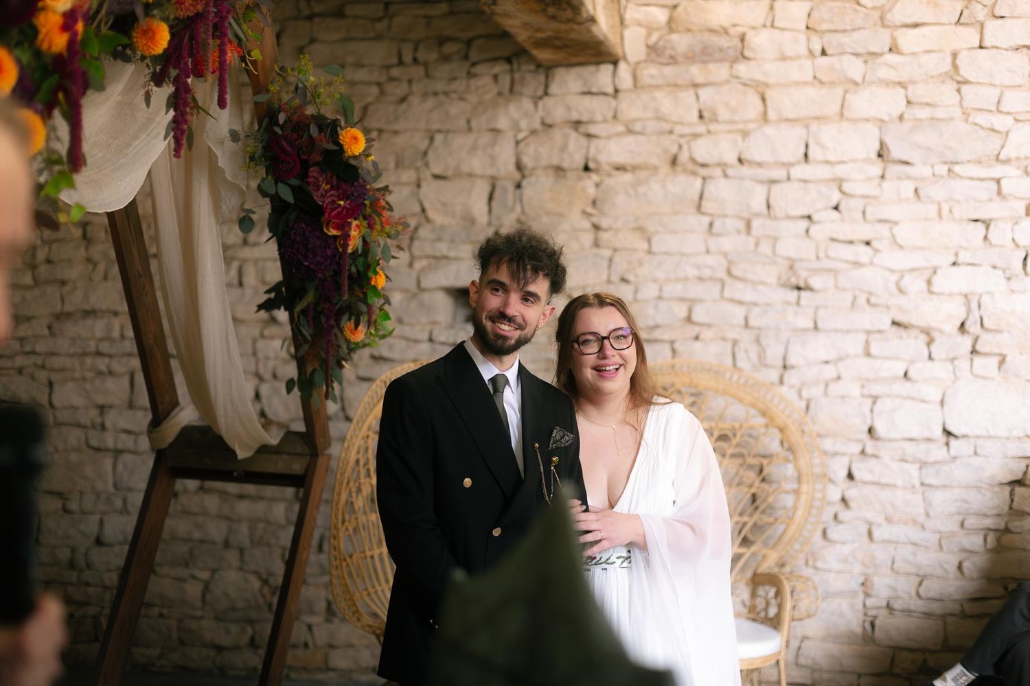 Les mariés pendant la cérémonie de mariage dans le Beaujolais