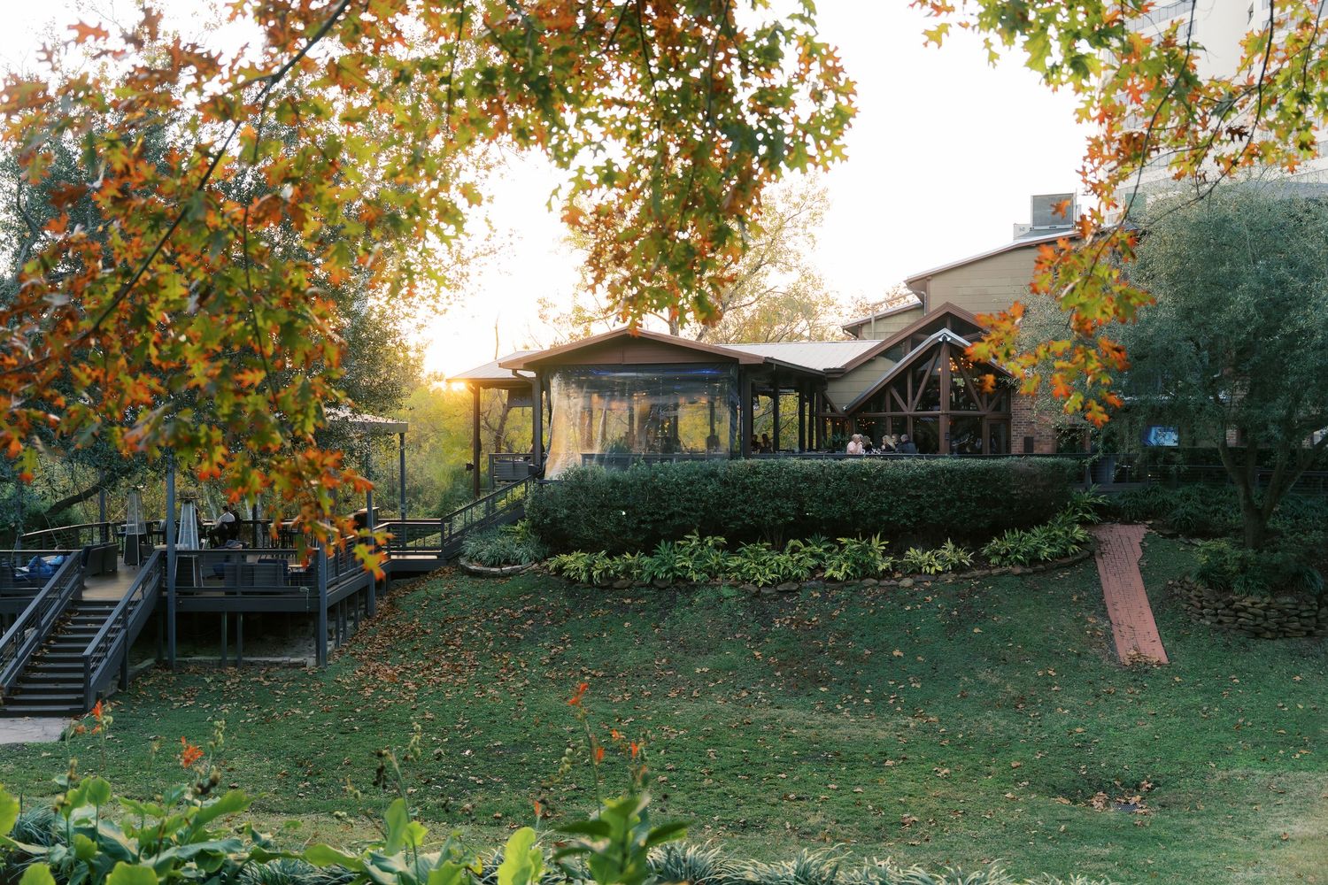 Panoramic view of an autumn garden landscape with golden leaves and natural scenery.