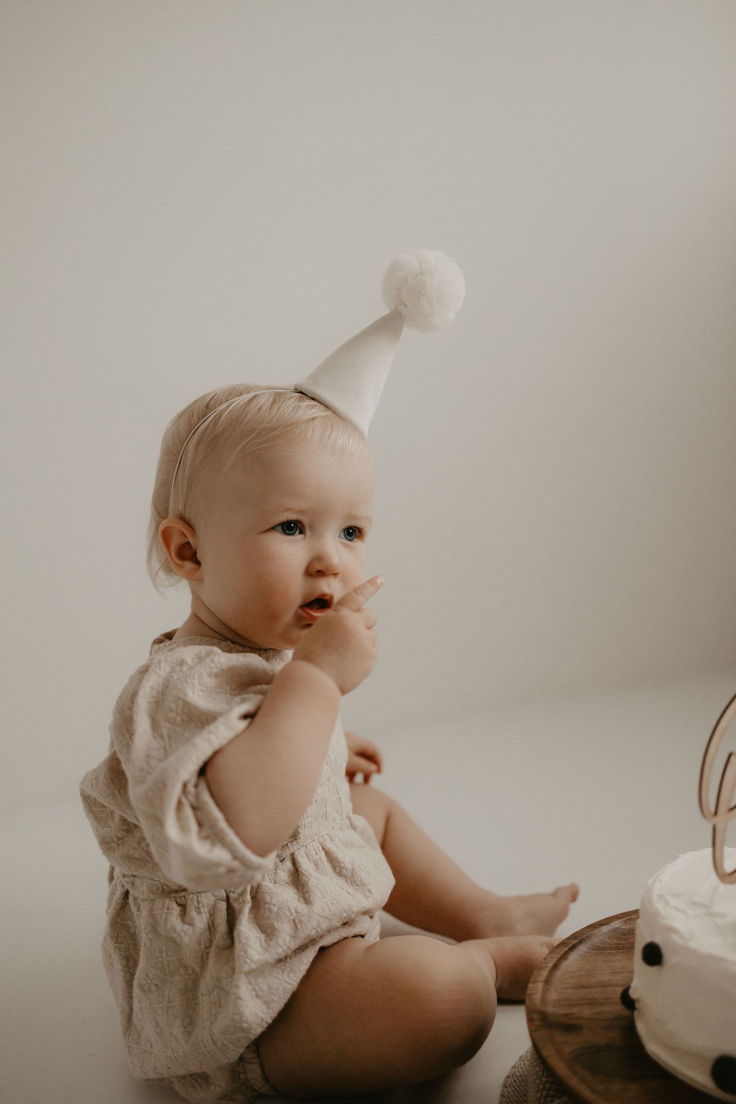 Lapsi maistaa kakkua cake smash -kuvauksessa