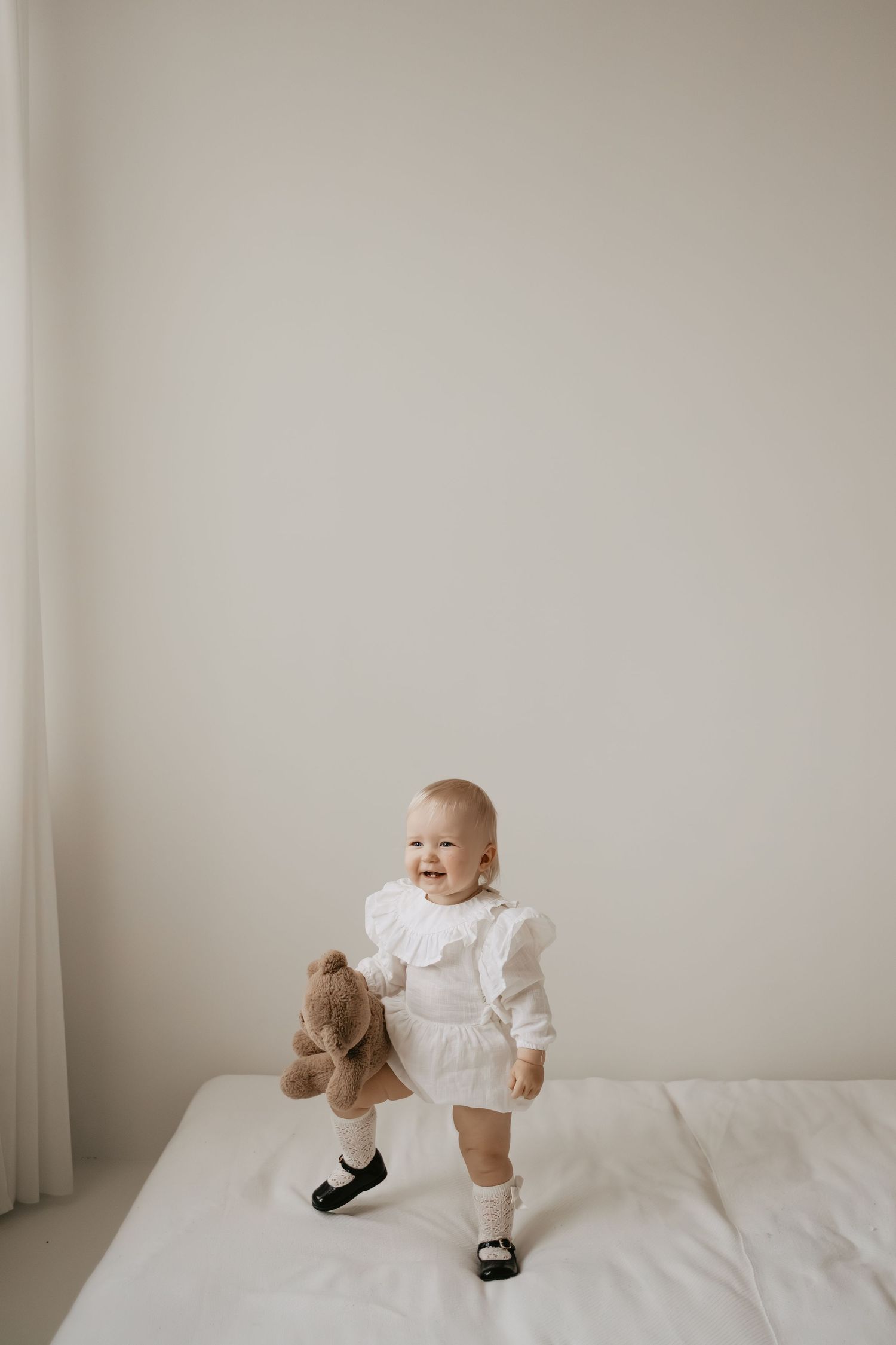 Yksivuotias poseeraa studiokuvauksessa
