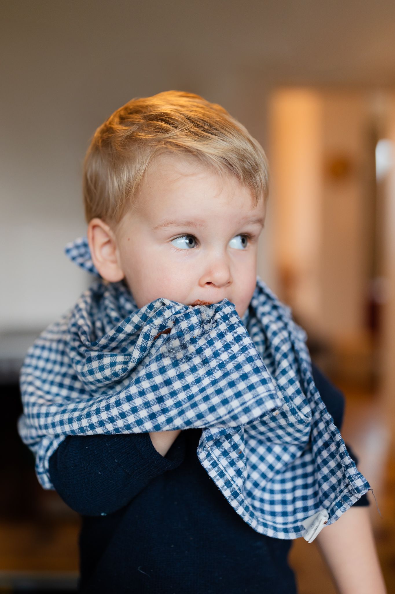 Photographie portrait d'un jeune garçon, enfant à la maison.