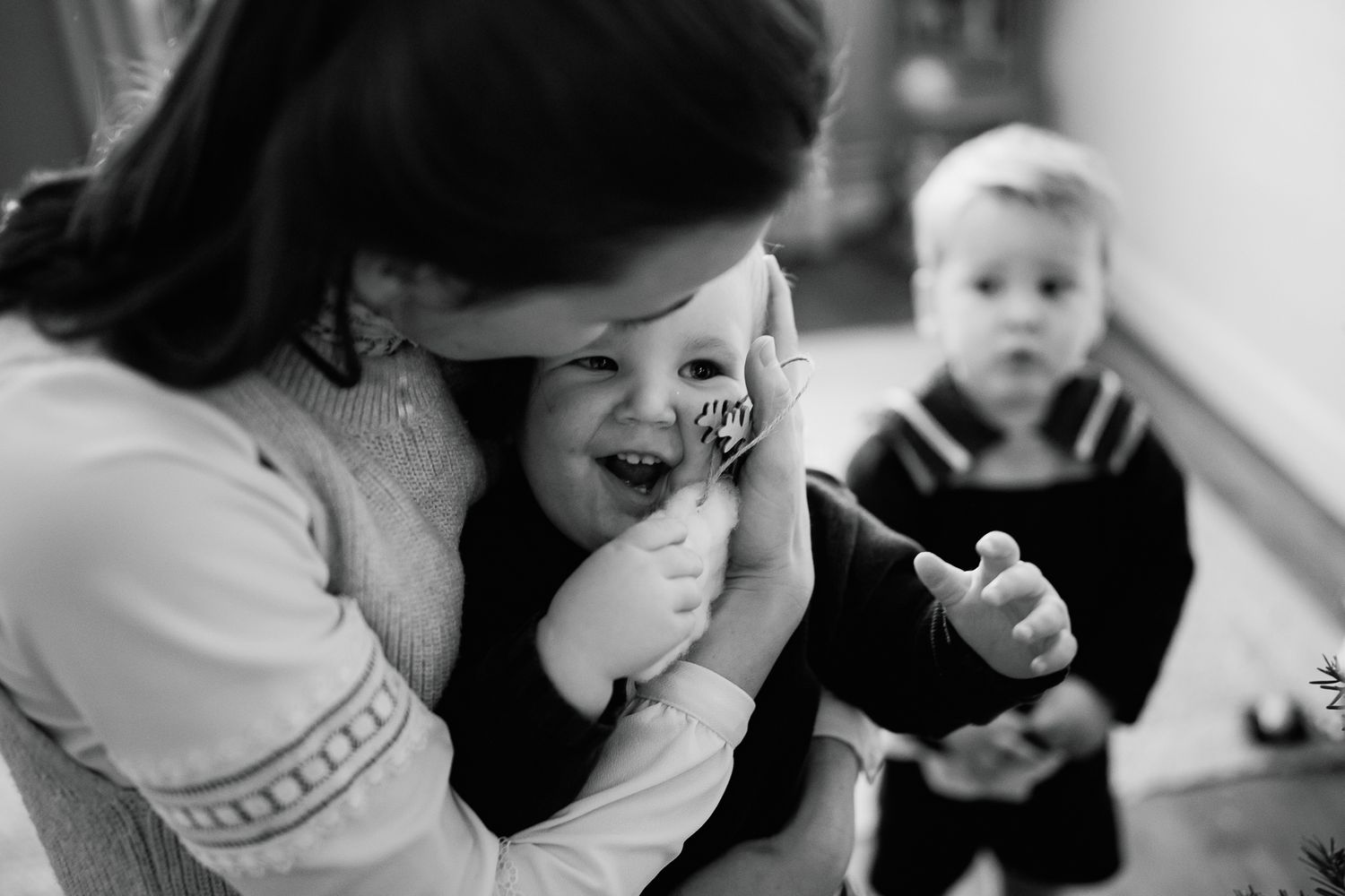Tendresse entre une mère et son fils, son enfant, câlin et rires échangés.