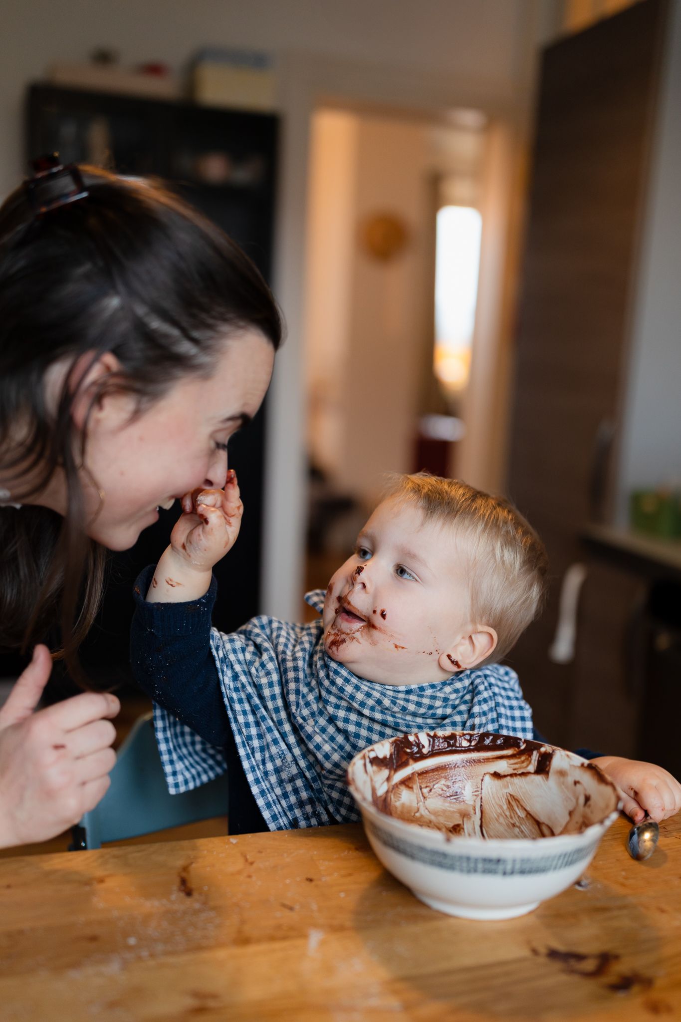 Séance photo en famille, en faisant la cuisine, complicité entre une maman et son fils.