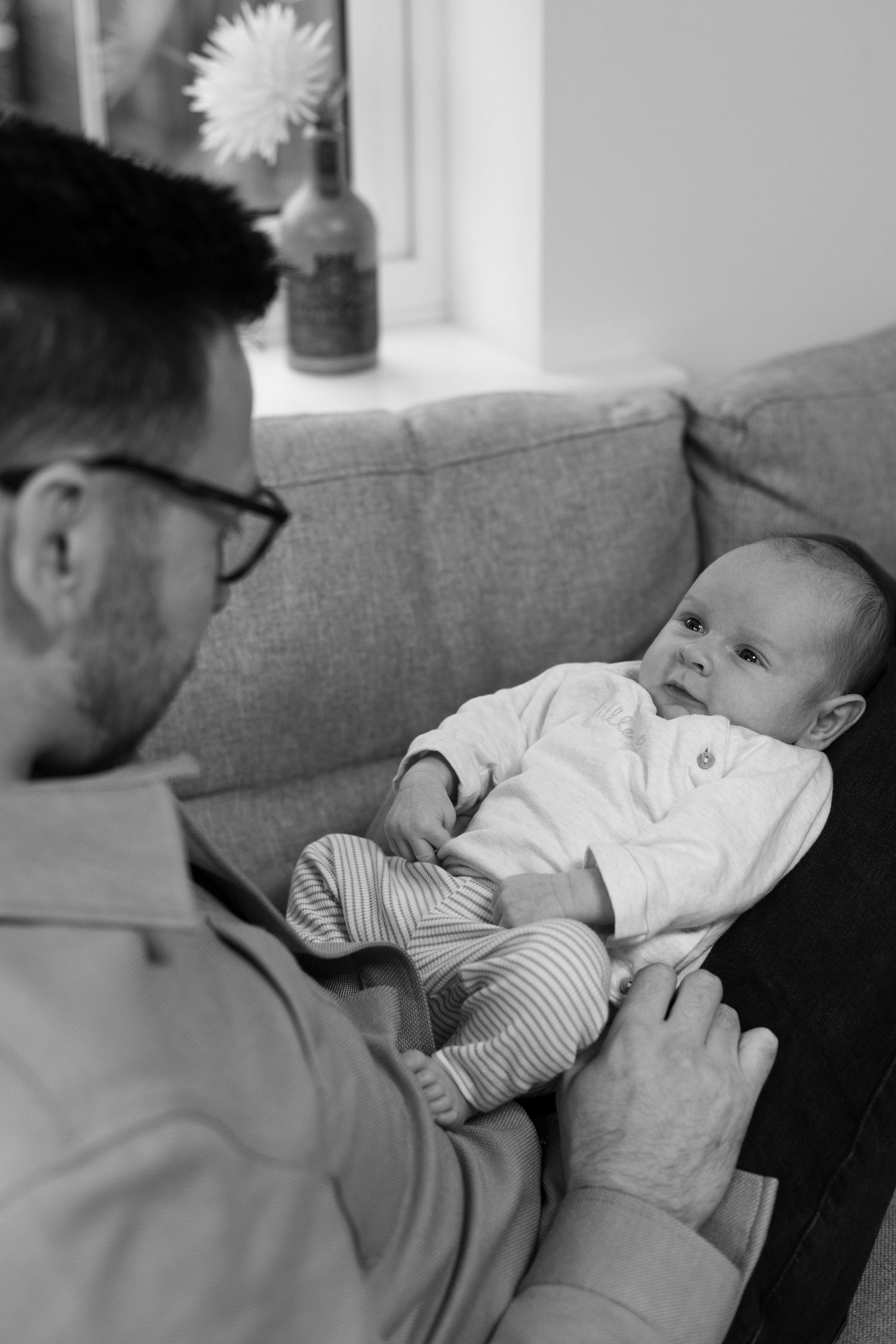 Dad cuddles at home family photo session in Milton Keynes