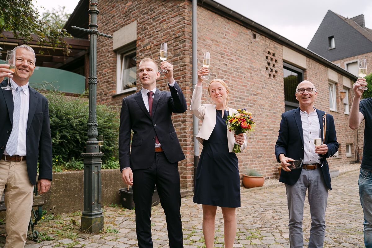 Sektempfang im Innenhof der Welschen Mühle in Aachen Haaren nach der standesamtliche Hochzeit.