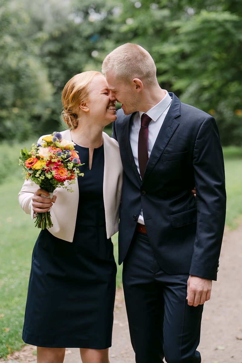 Brautpaar beim Fotoshooting im Haarbachtal vor der standesamtlichen Hochzeit in der Welschen Mühle in Aachen.
