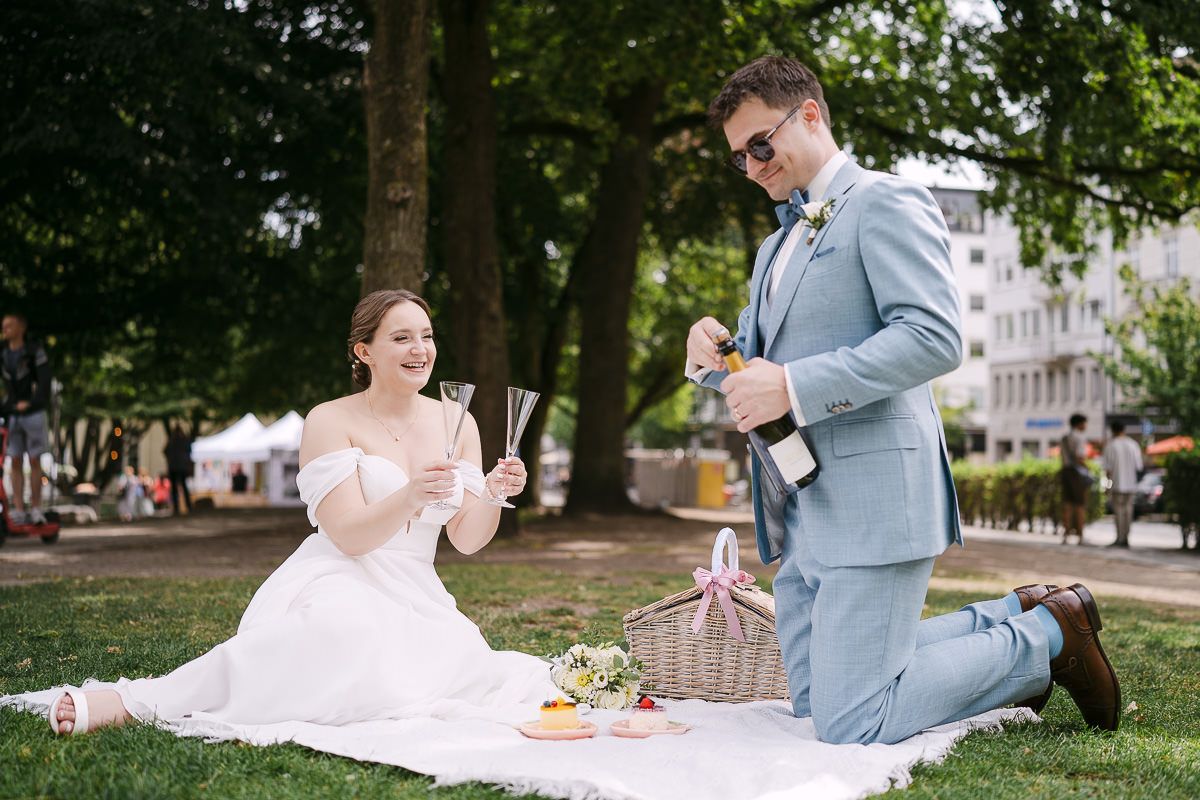 Wide picnic scene beneath trees in Aachen’s Elisengarten.