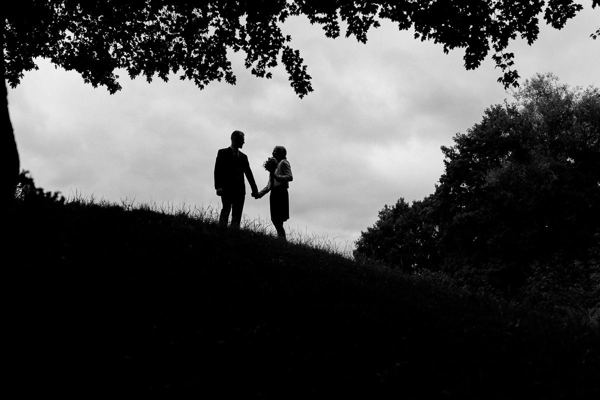 Brautpaar an der Welschen Mühle Aachen beim Fotoshooting. Fotografiert von Hochzeitsfotograf Christian Böcker aus Aachen.