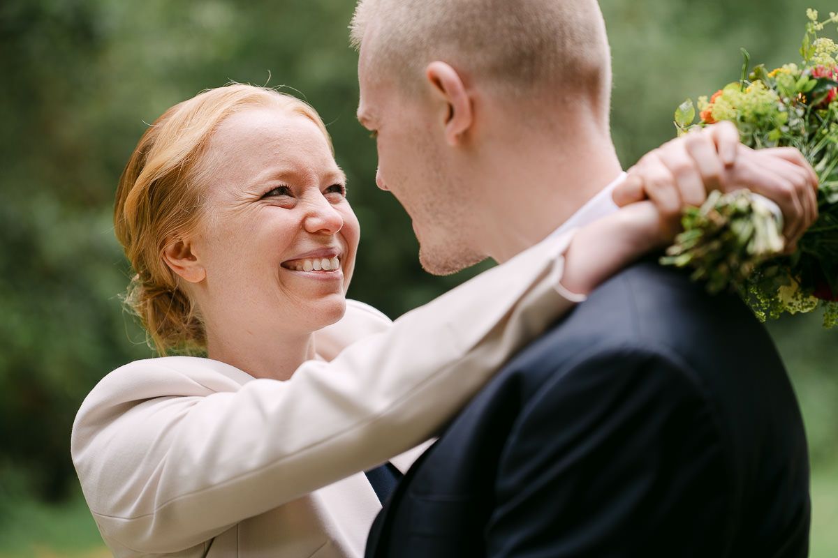 Brautpaar beim Fotoshooting im Haarbachtal vor der standesamtlichen Hochzeit in der Welschen Mühle in Aachen.