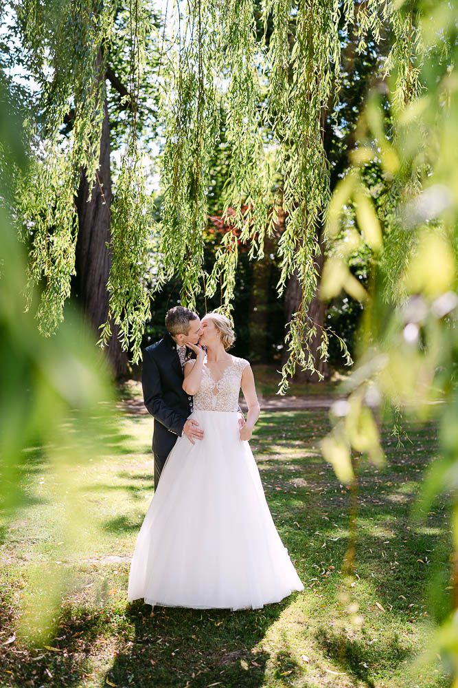 Brautpaar beim Editorial Style Fotoshooting im Garten des Kasteel Bloemendal in Vaals.