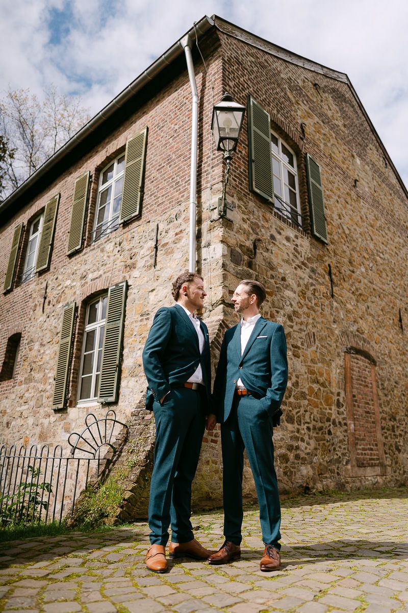Brautpaar an der Welschen Mühle Aachen beim Fotoshooting. Fotografiert von Hochzeitsfotograf Christian Böcker aus Aachen.