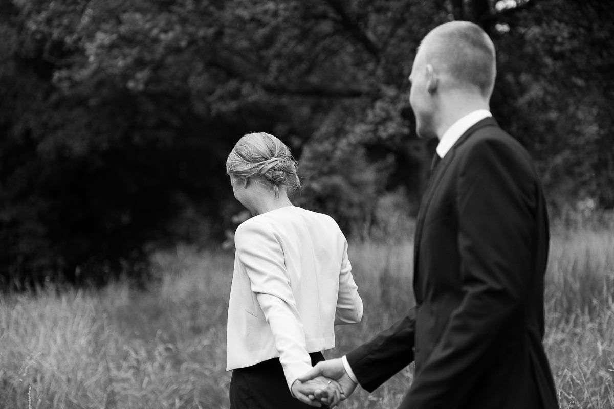 Brautpaar beim Fotoshooting an der Welschen Mühle in Aachen vor der standesamtlichen Hochzeit.