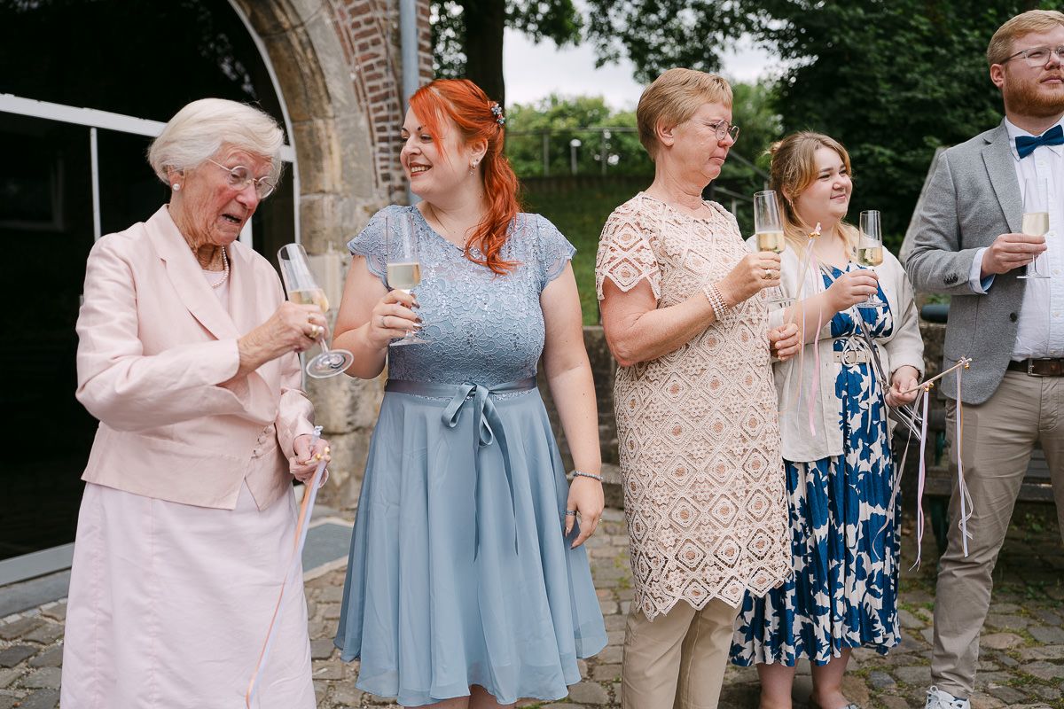 Sektempfang im Innenhof der Welschen Mühle in Aachen Haaren nach der standesamtliche Hochzeit.