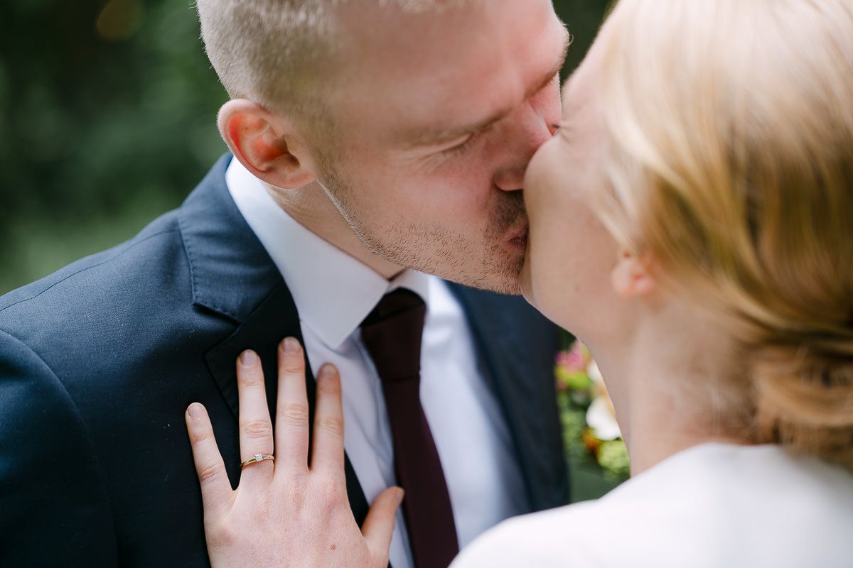 Brautpaar beim Fotoshooting im Haarbachtal vor der standesamtlichen Hochzeit in der Welschen Mühle in Aachen.